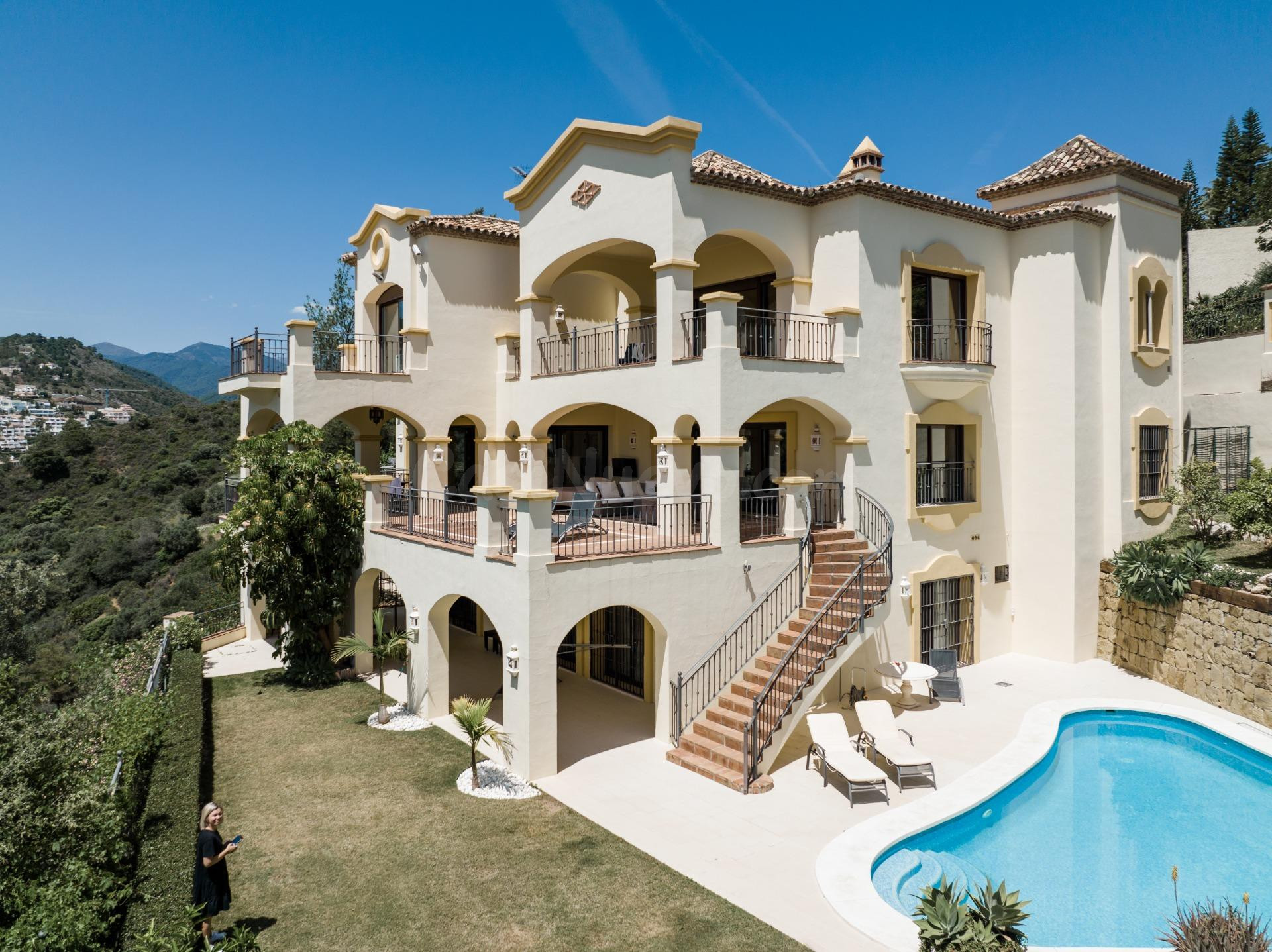 Villa de 5 dormitorios, 5 baños con espectaculares vistas panorámicas. La Quinta, Benahavís
