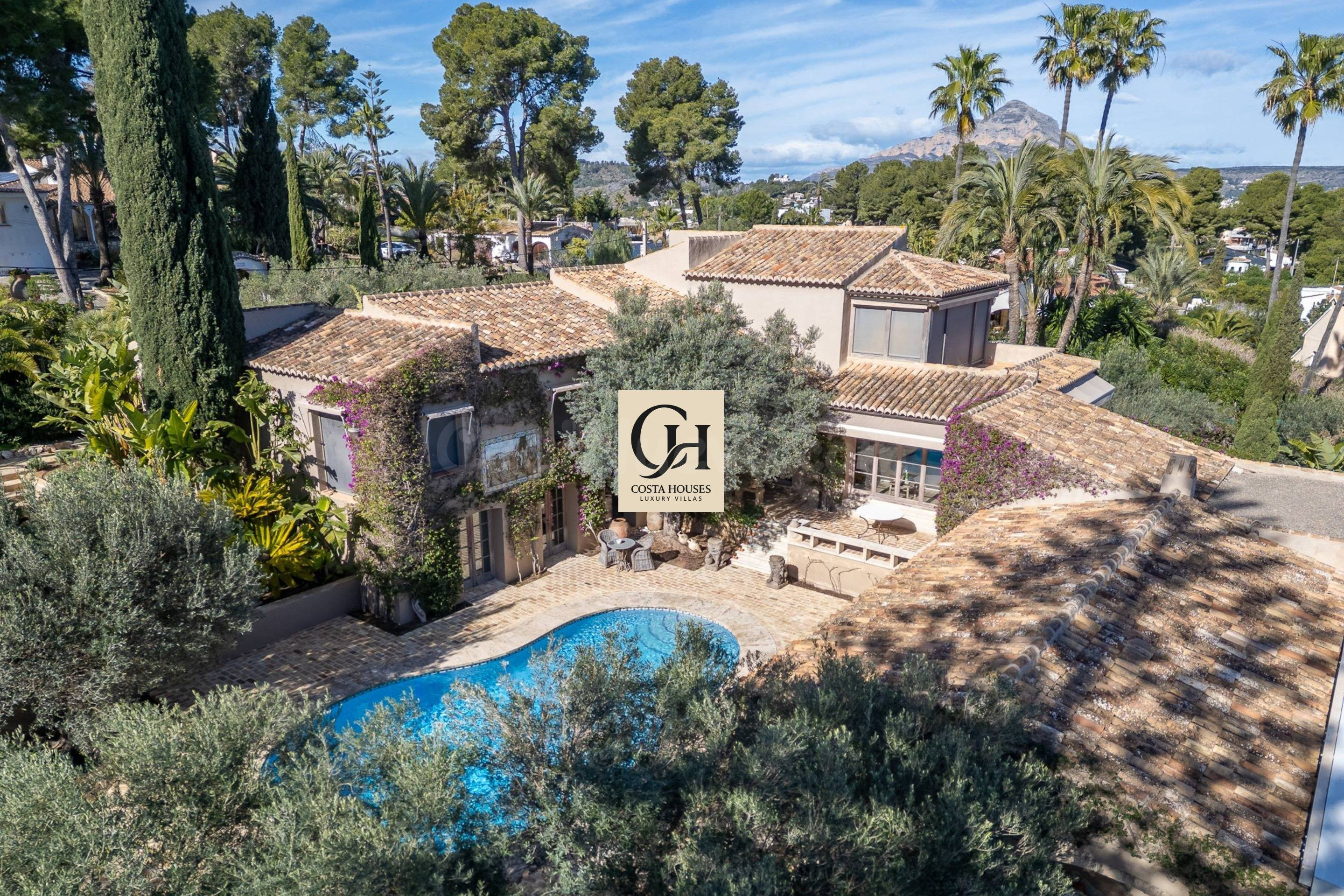 VILLA OLIVARA · JARDINES MEDITERRANEOS Y VISTAS AL MAR EN JAVEA, COSTA BLANCA