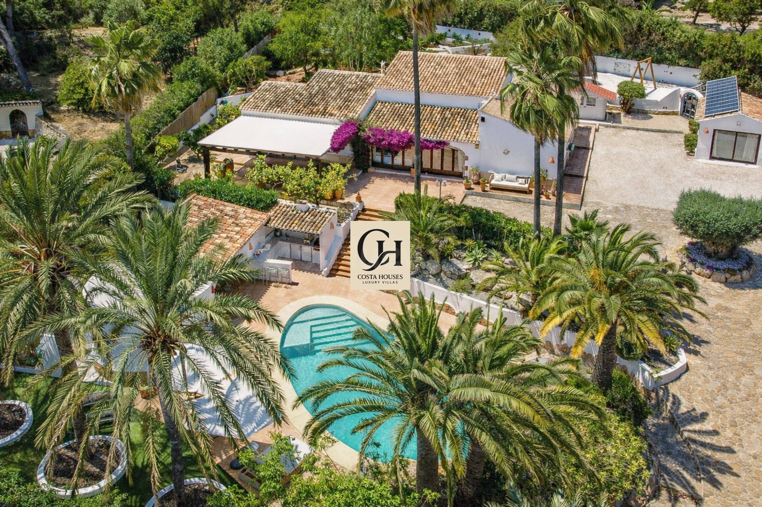 VILLA SERENA · JARDÍN MEDITERRÁNEO, PRIVACIDAD Y ESTILO DE VIDA EN LA LLUCA, JÁVEA