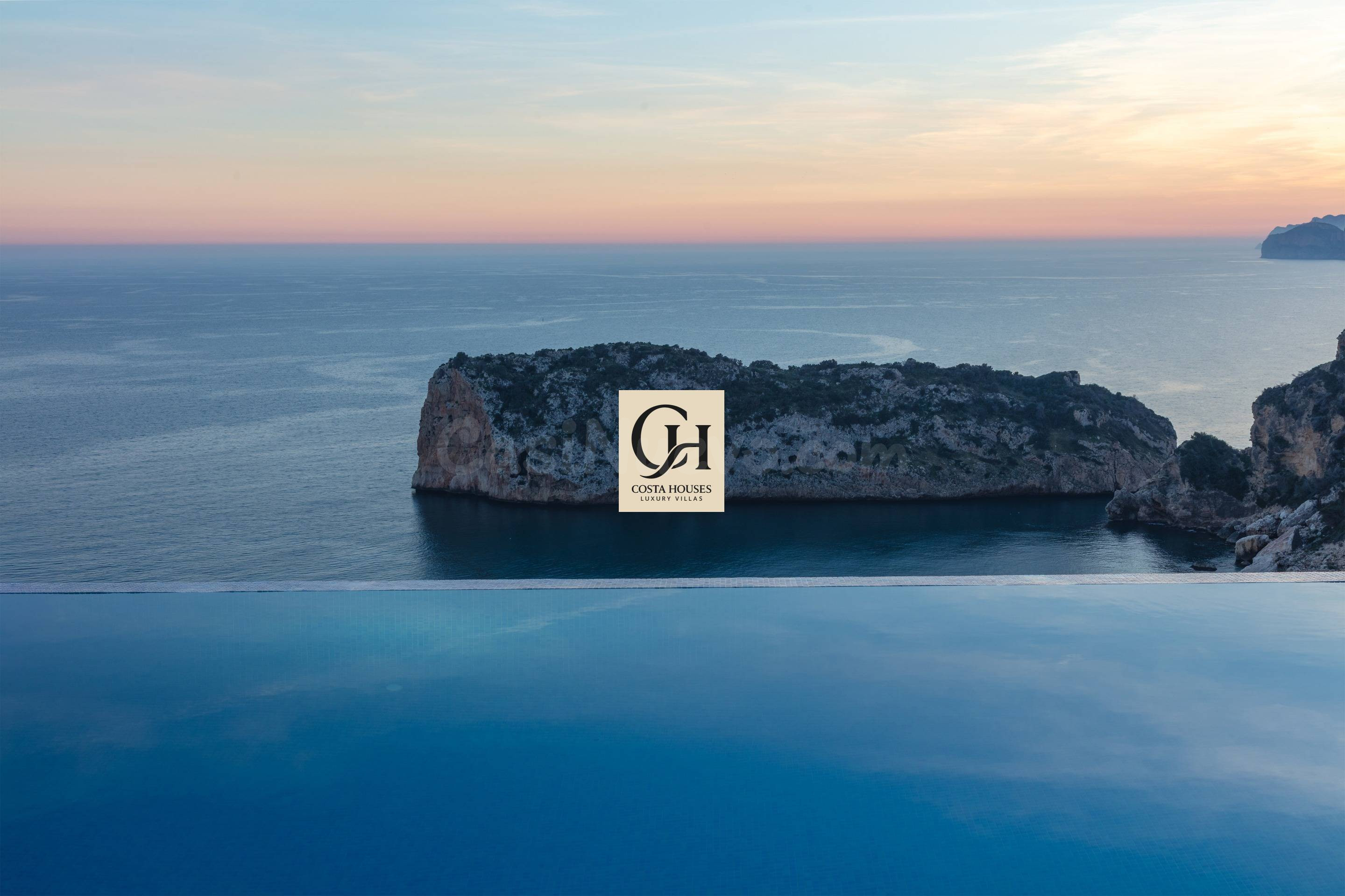 VILLA HORIZONTE INFINITO - PRIMERA LÍNEA SOBRE EL MAR MEDITERRÁNEO EN CALA AMBOLO JAVEA