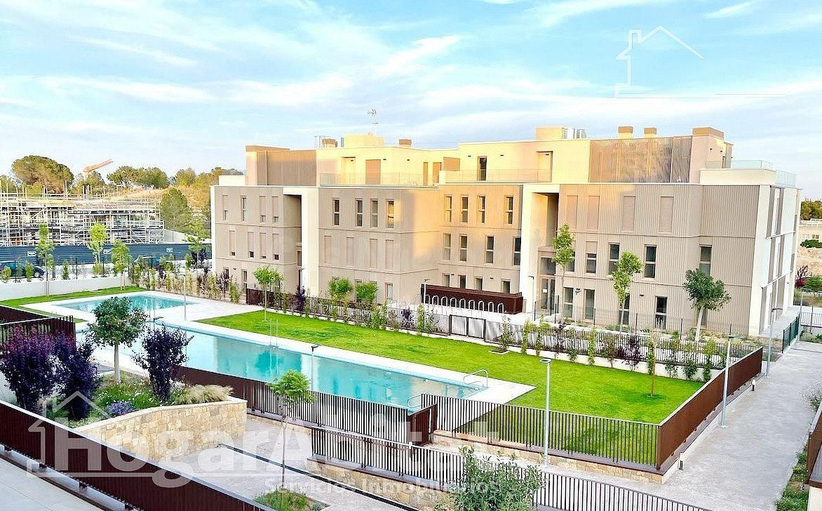 ¡TOTALMENTE NUEVO! LUMINOSO EN RESIDENCIAL CON GARAJE Y PISCINA