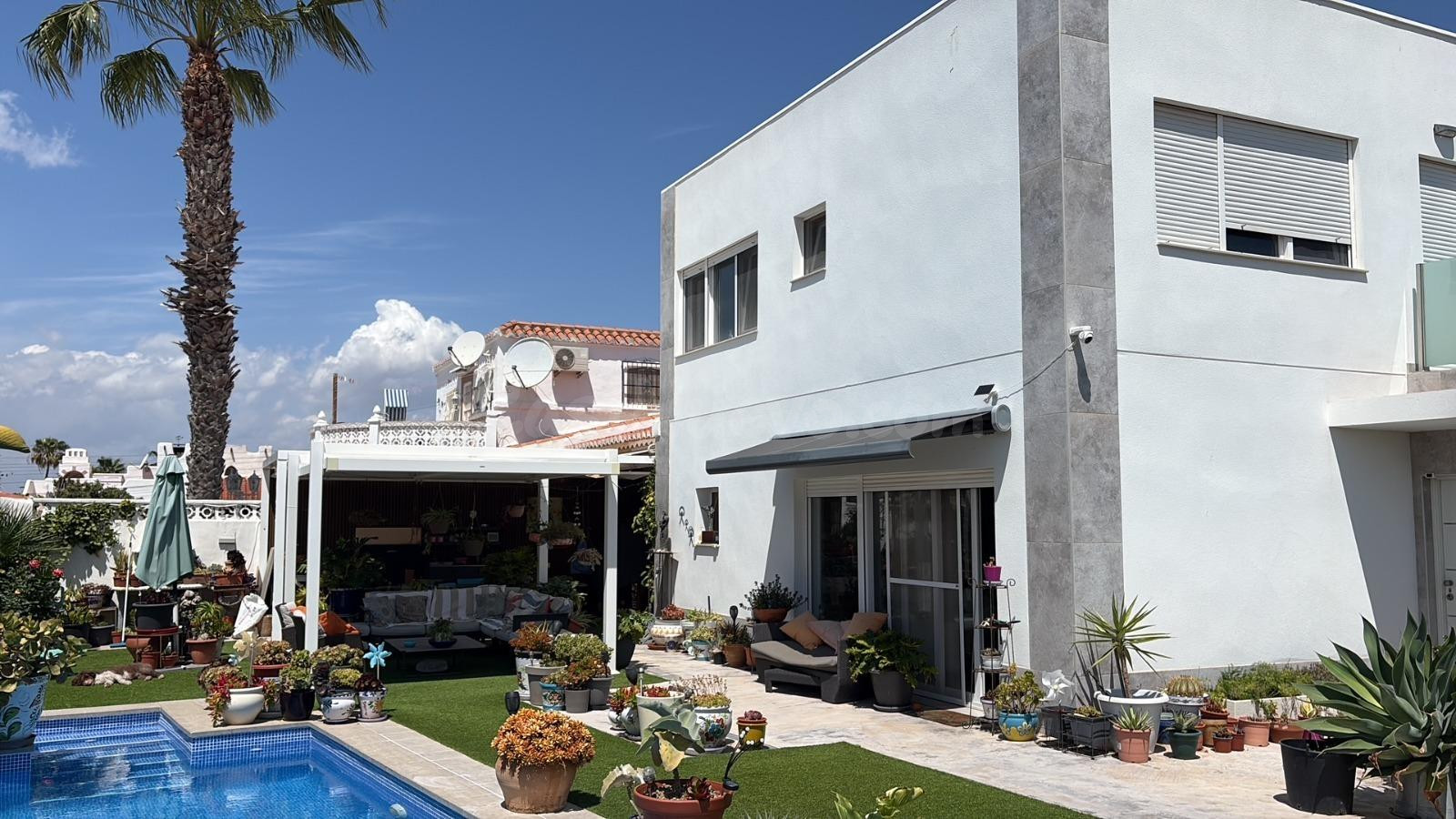 EXCLUSIVA VILLA TOTALMENTE RENOVADA CON PISCINA PRIVADA Y COCINA EXTERIOR