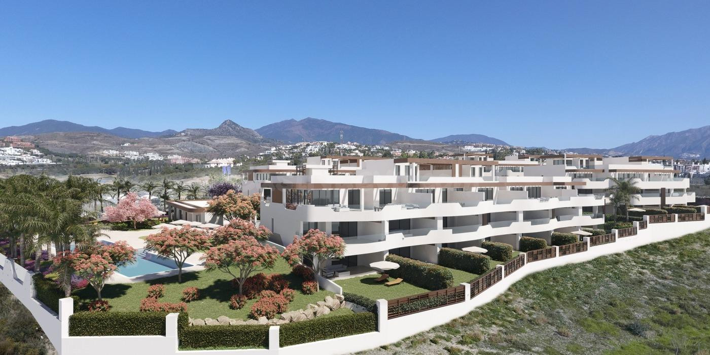 Ático dúplex de 4 dormitorios, 3 baños y vistas al mar en Estepona