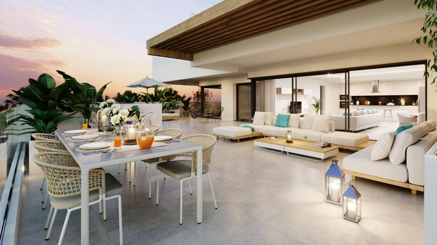 Ático de 2 dormitorios y 2 baños con solarium y vistas al mar. Estepona