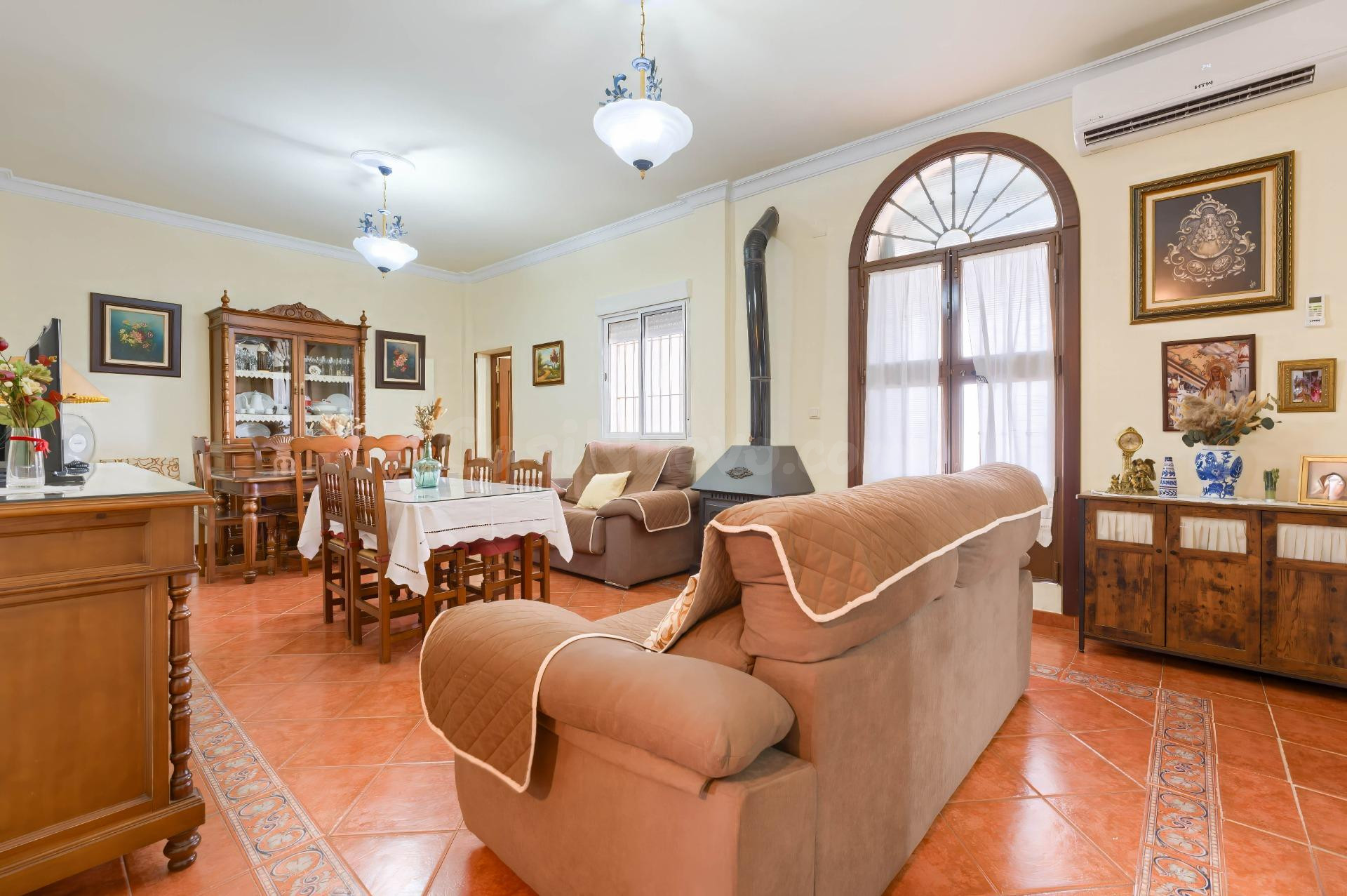 Amplia vivienda con parcela de 2.339 m2 y construcción auxiliar de 114 m2 en Olivares