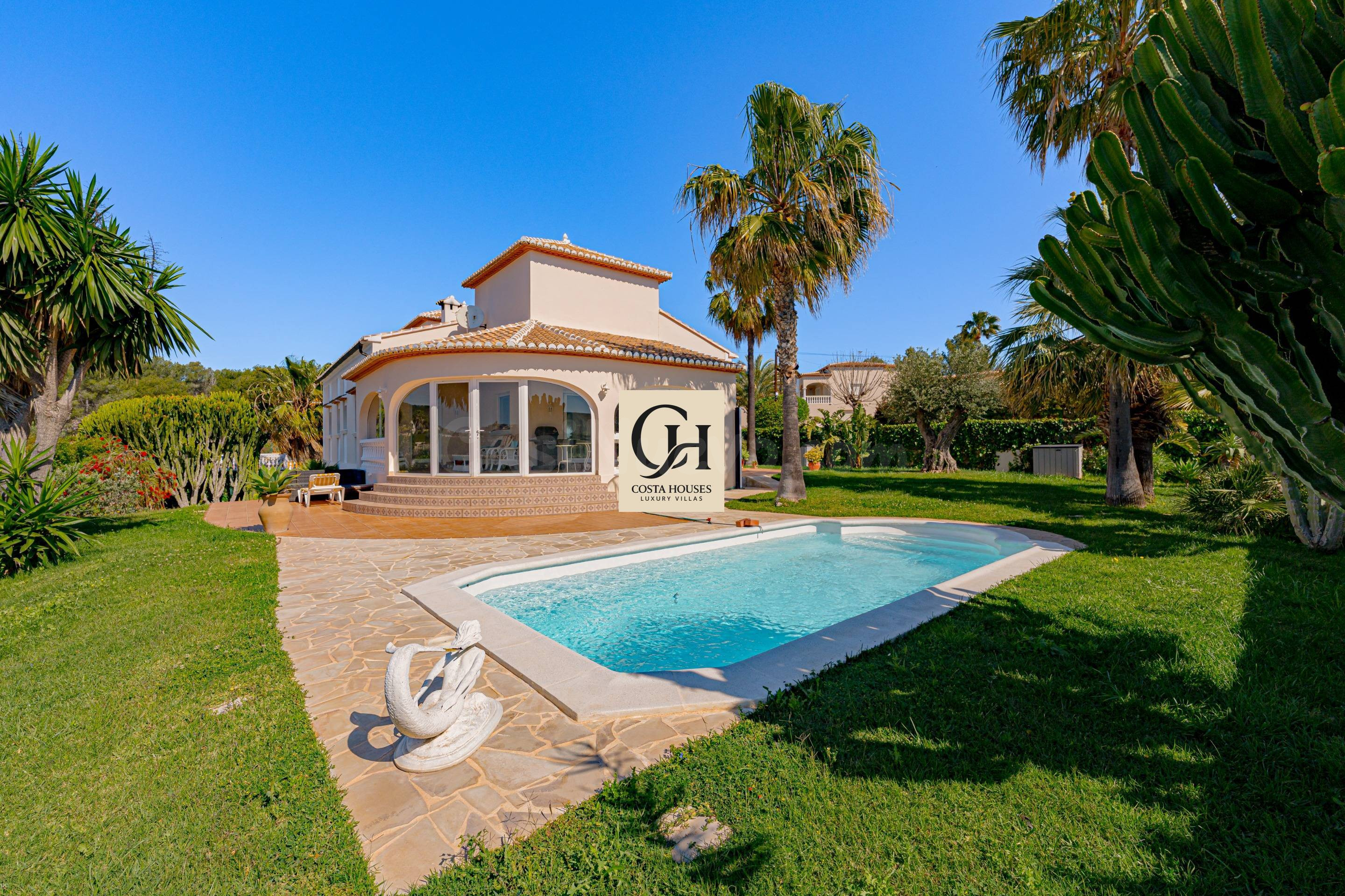 VILLA LUZ SERENA · PRIVACIDAD, LUZ NATURAL Y ESTILO DE VIDA MEDITERRÁNEO EN JÁVEA