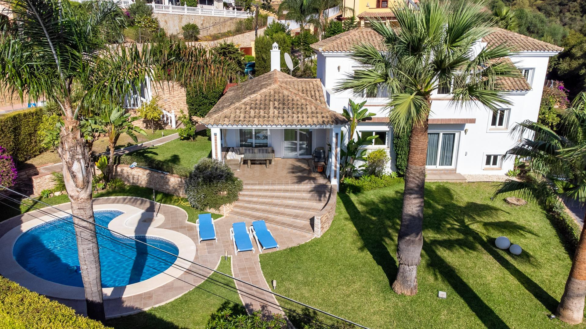 Villa de lujo de 4 dormitorios y 5 baños en Elviria, Marbella