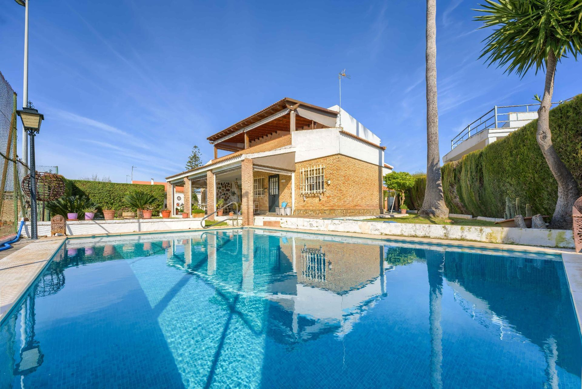 Vivir en Montaraz: chalet con piscina y pista de tenis propia