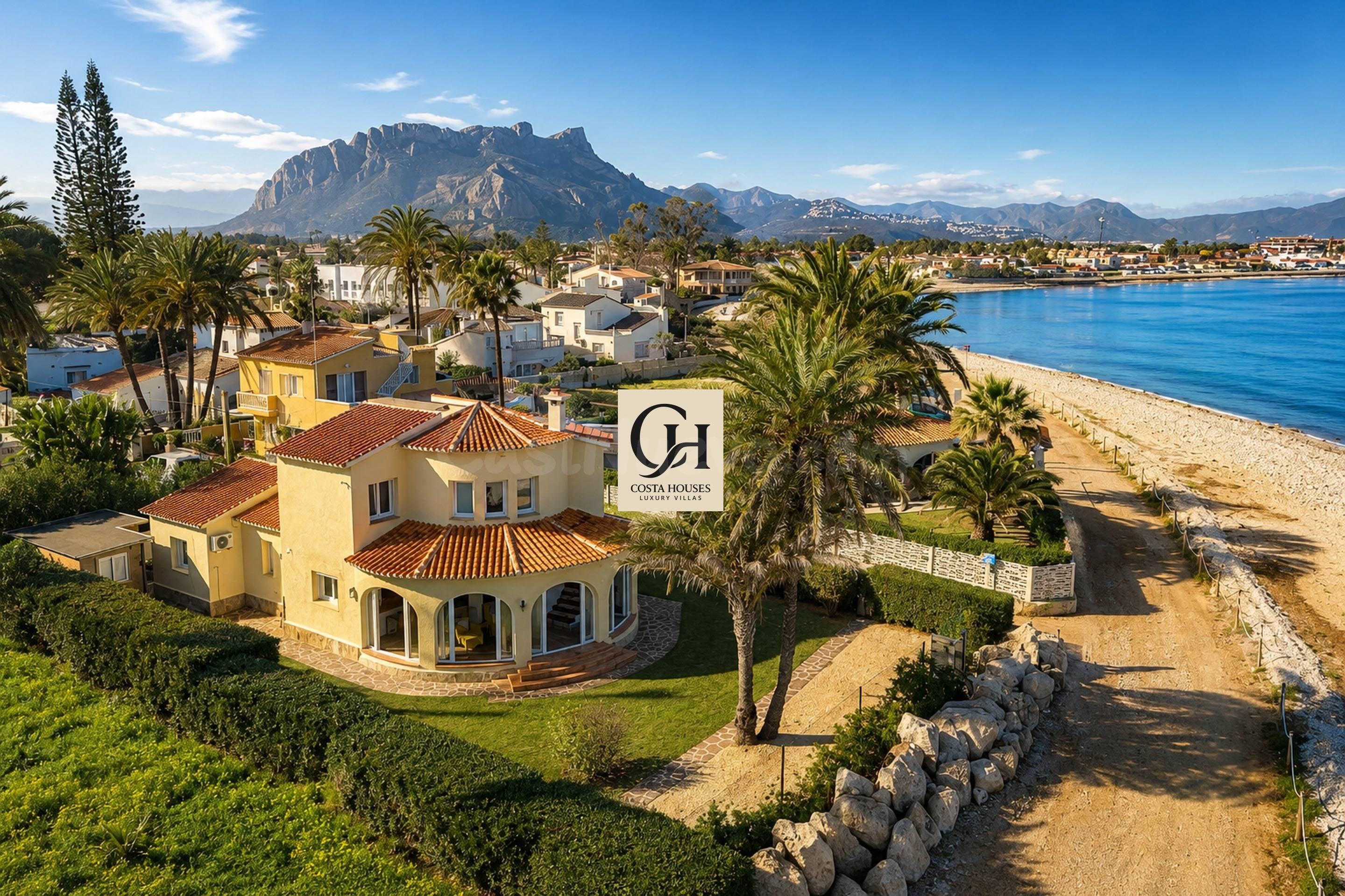 VILLA ALMADRAVA · CALMA MEDITERRÁNEA EN PRIMERA LÍNEA DE MAR DÉNIA