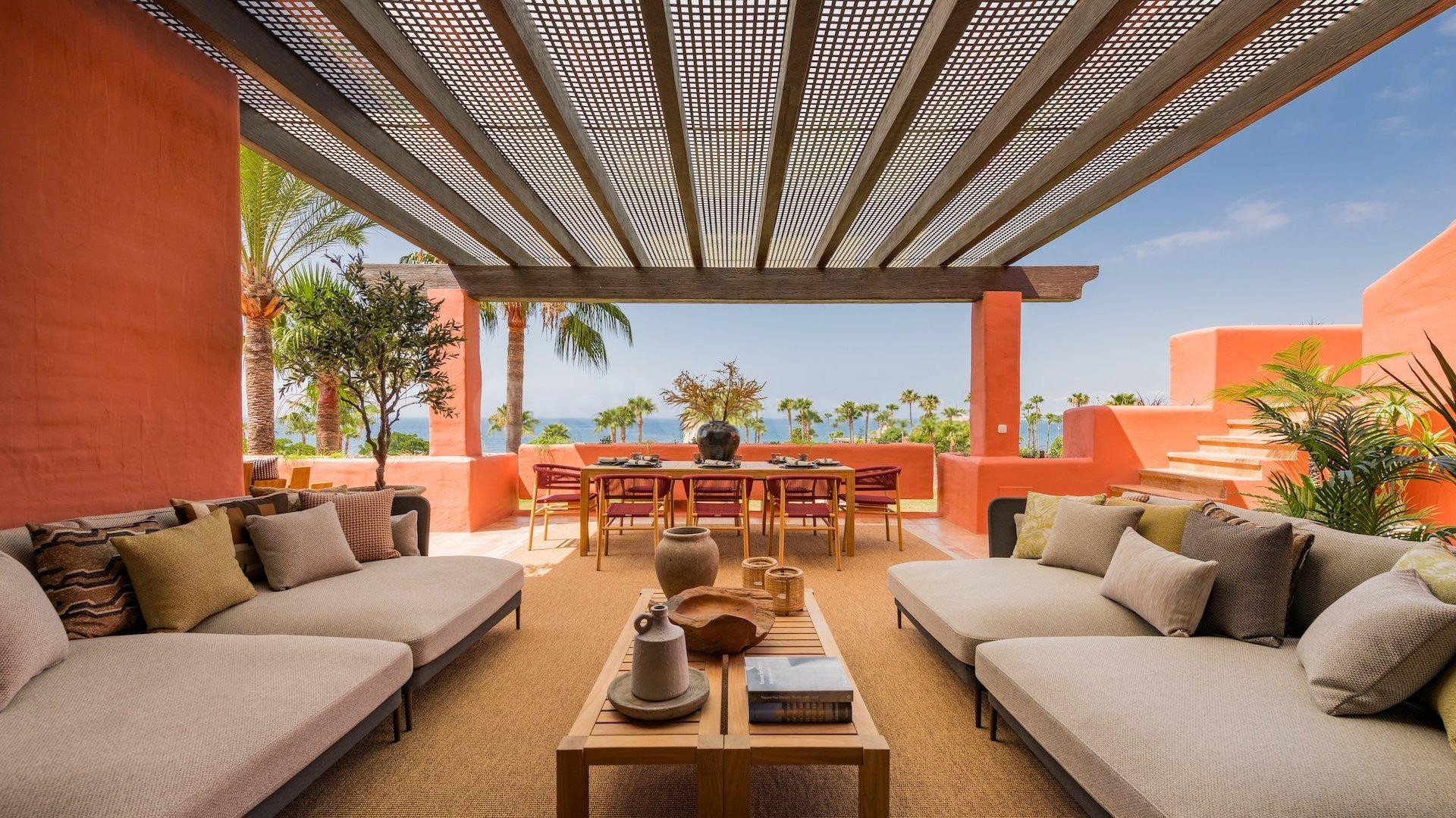 Ático dúplex de 4 dormitorios y 4 baños en primera línea de playa. Estepona