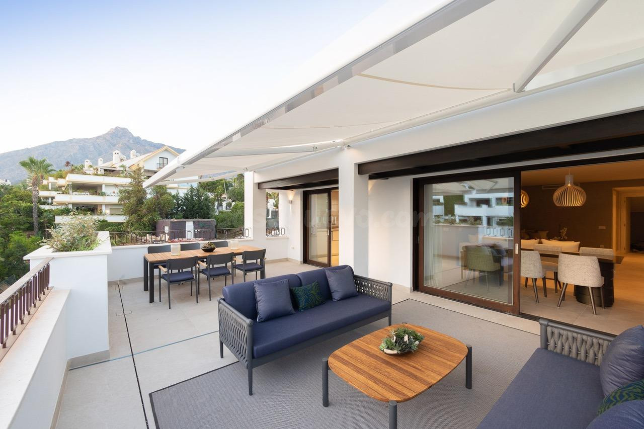 Ático dúplex de 3 dormitorios y 3 baños con solarium y vistas panorámicas a Marbella