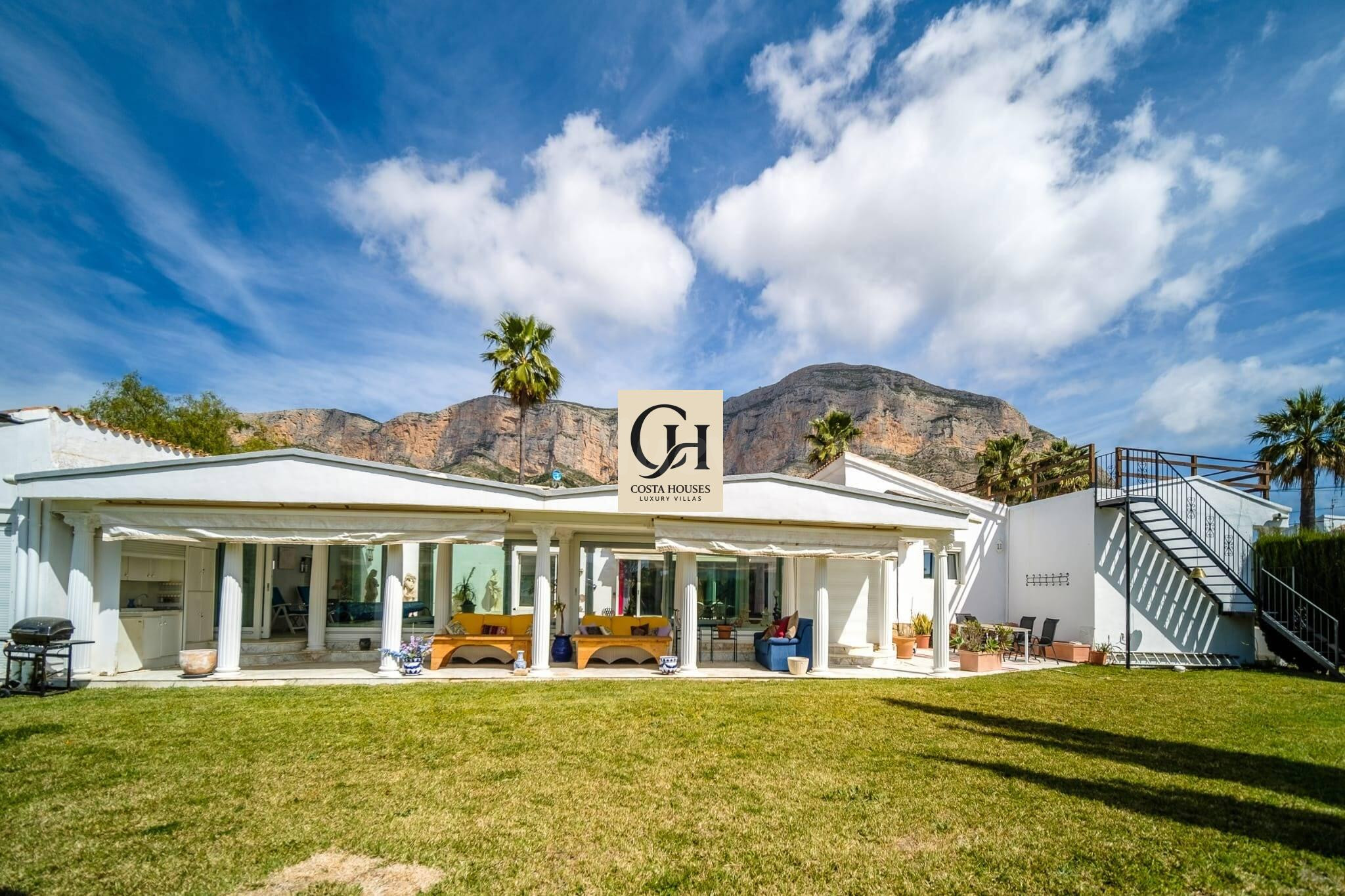 VILLA LUZ DEL MONTGO · UN OASIS DE CALMA Y LUZ BAJO LA SILUETA DEL MONTGO