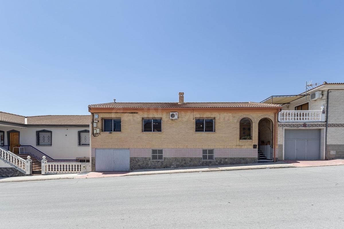 Gran casa en una sola planta con bajo de 130 m2 y solar de 320 m2 en Láchar.
