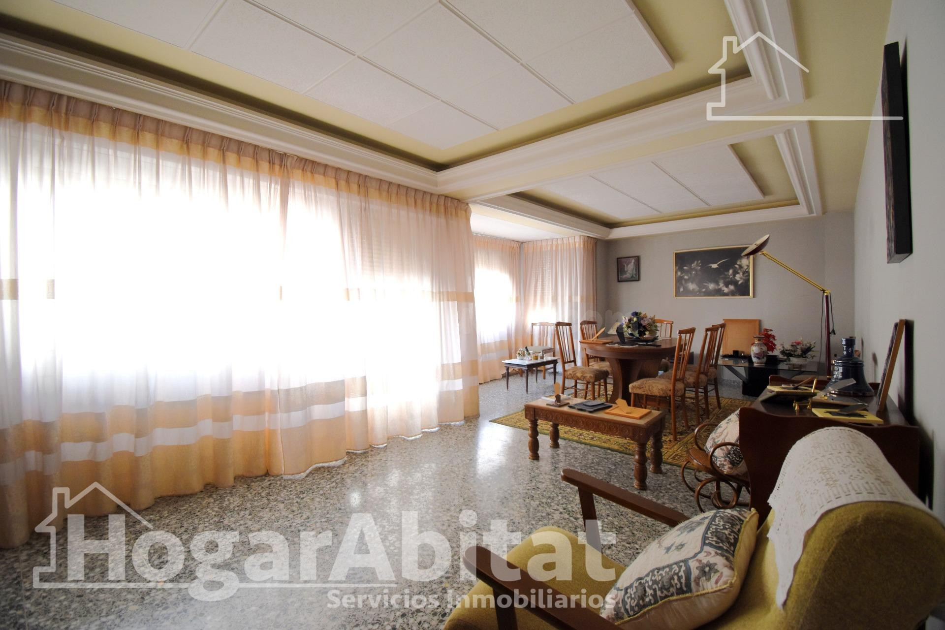 ¡MAGNÍFICA CASA! LUMINOSA CON GARAJE Y TERRAZA, CERCA DEL CENTRO