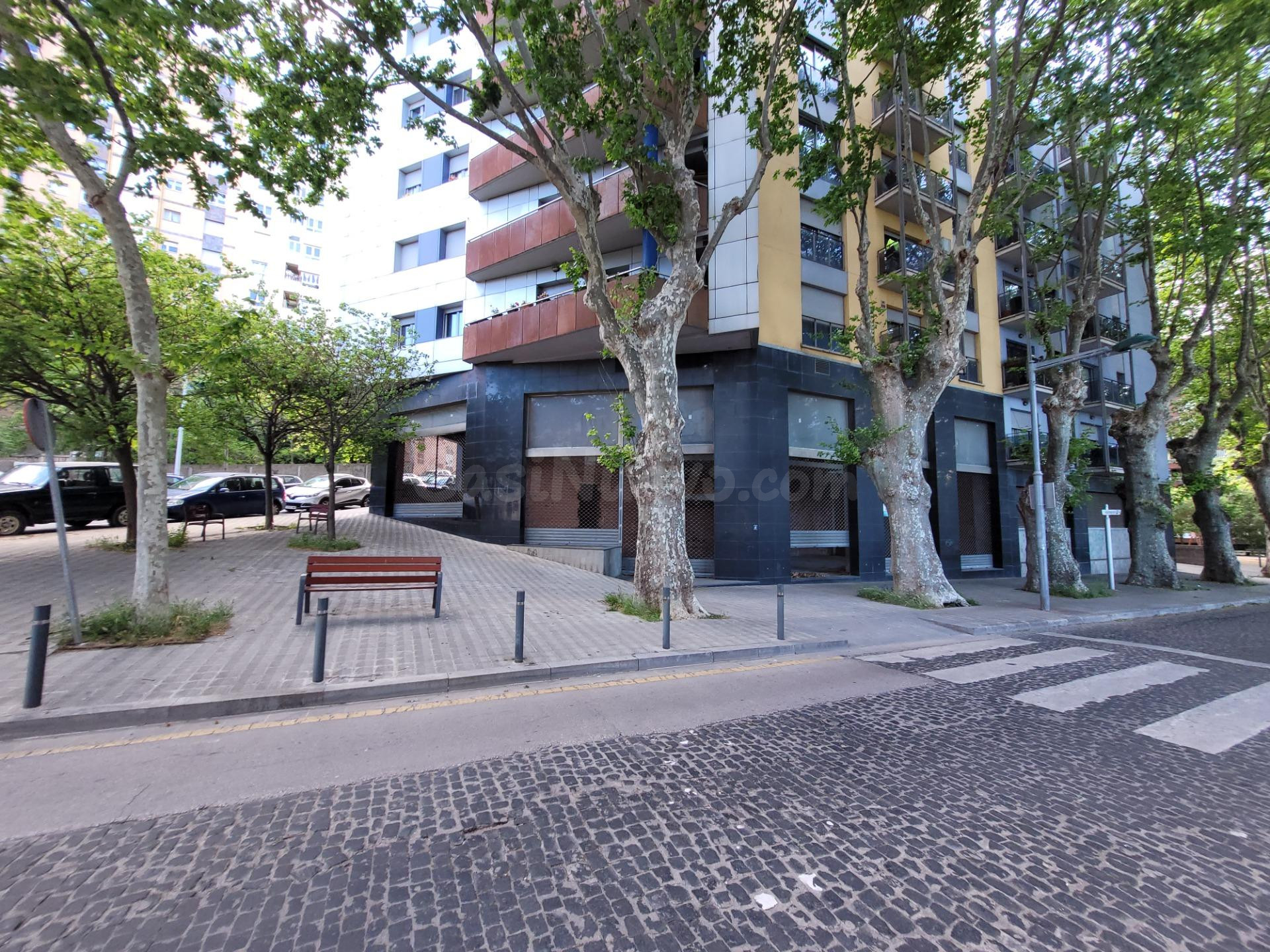 Tu negocio en un amplio local en bruto de l'Eixample de Figueres