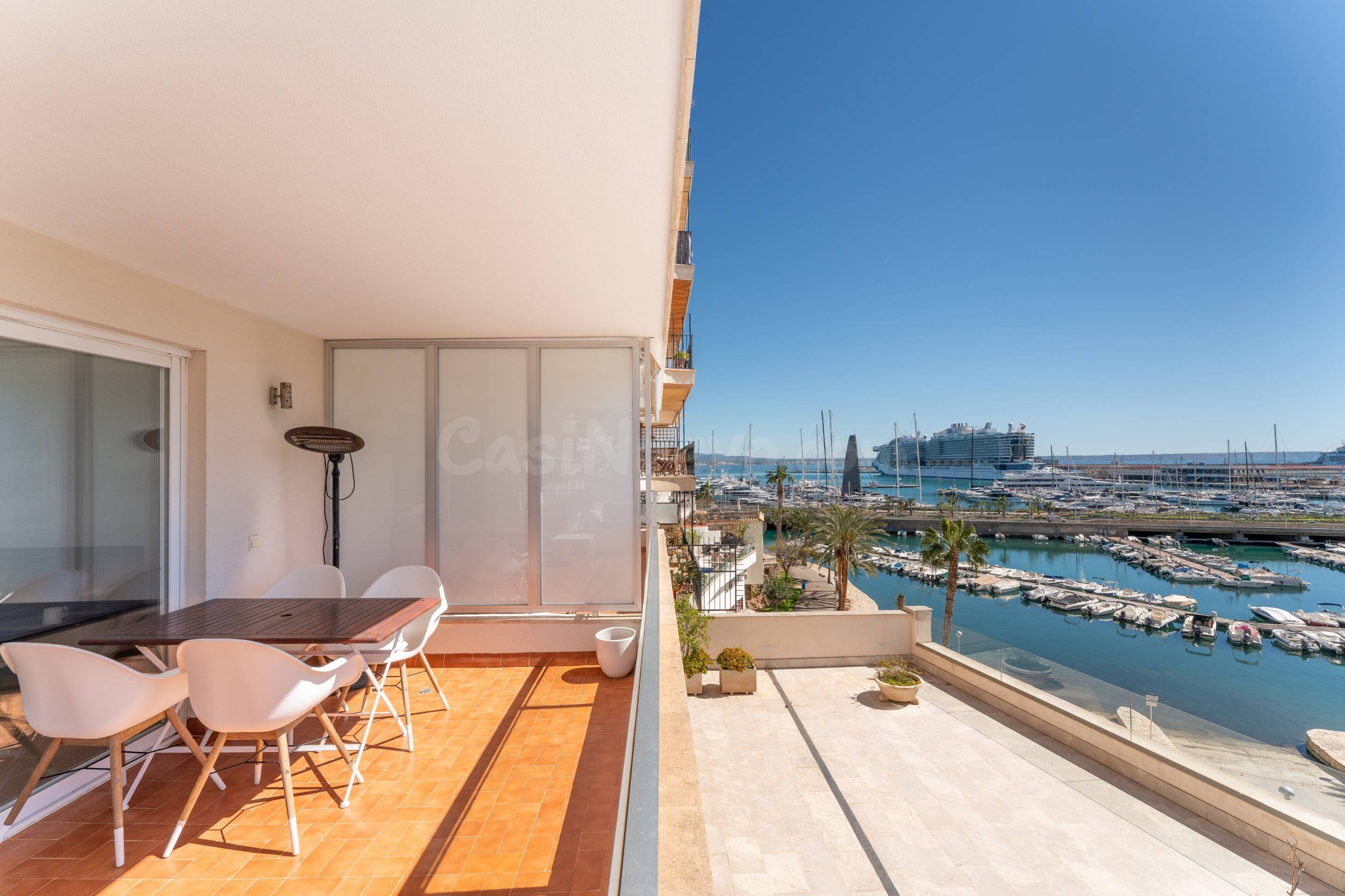 Espectacular piso con terraza y vistas al puerto en Can Bárbara