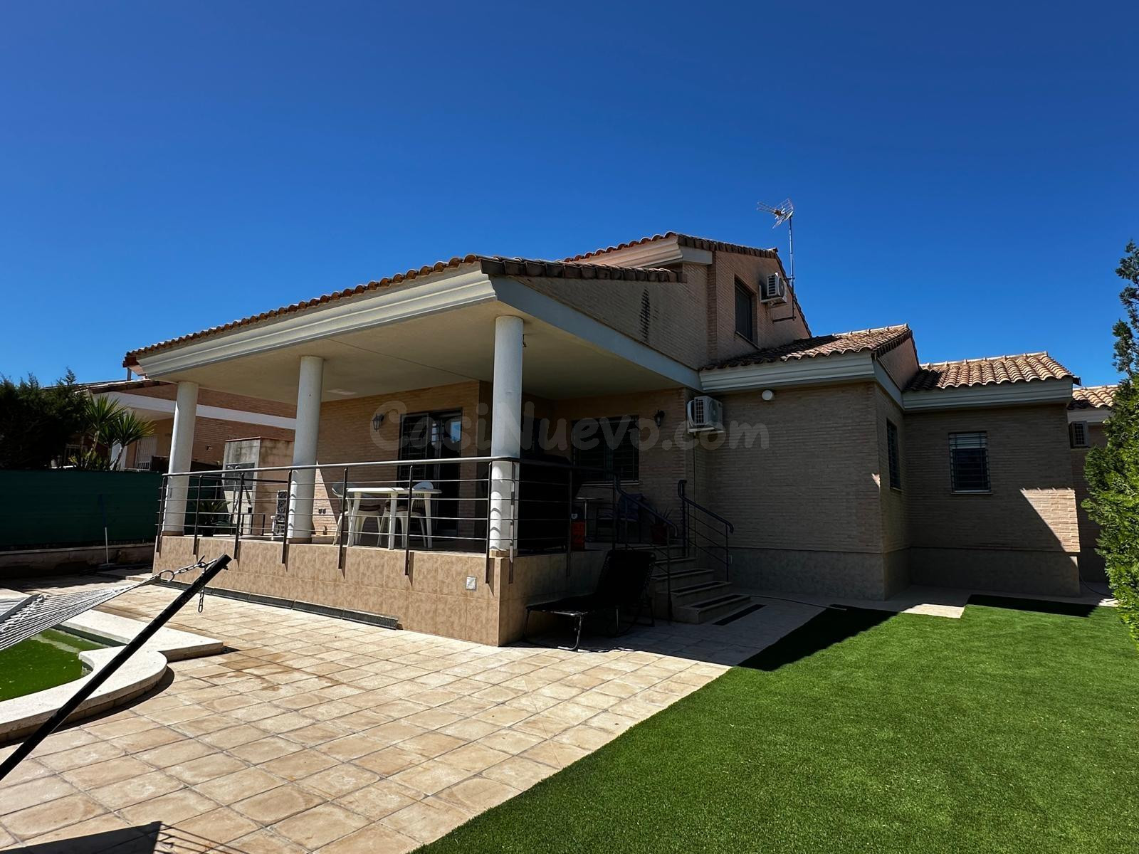 Exclusivo Chalet en Lliria con Piscina y Amplias Terrazas