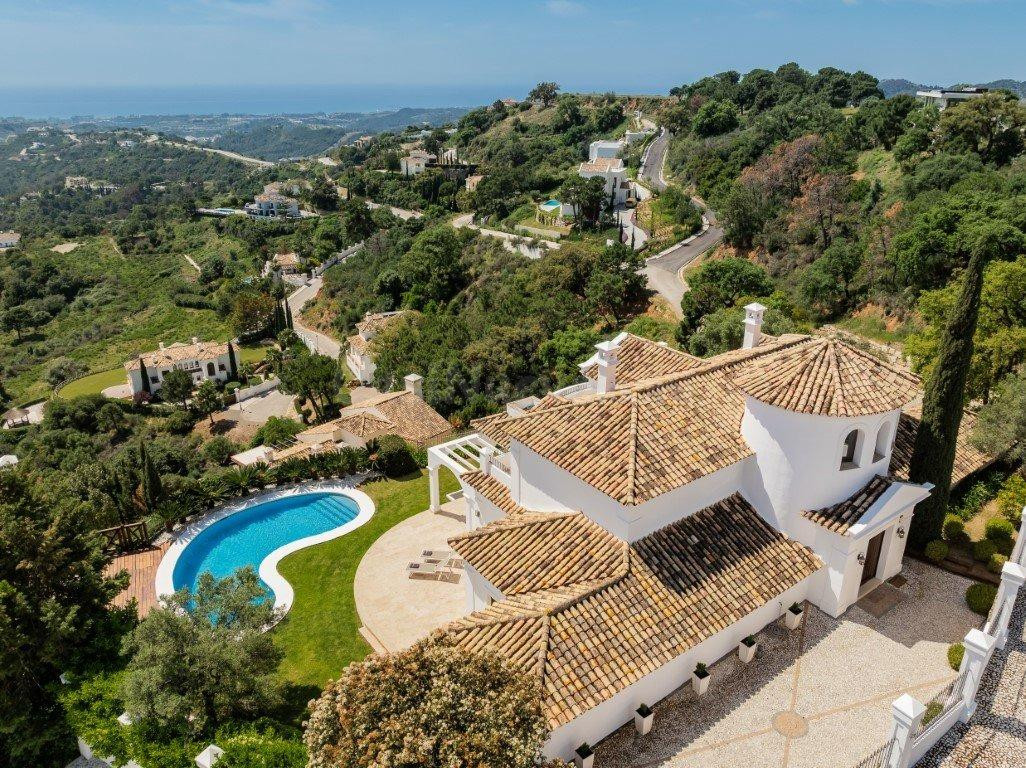 Villa de lujo de 5 dormitorios, 5 baños y vistas al mar. Montemayor, Benahavís
