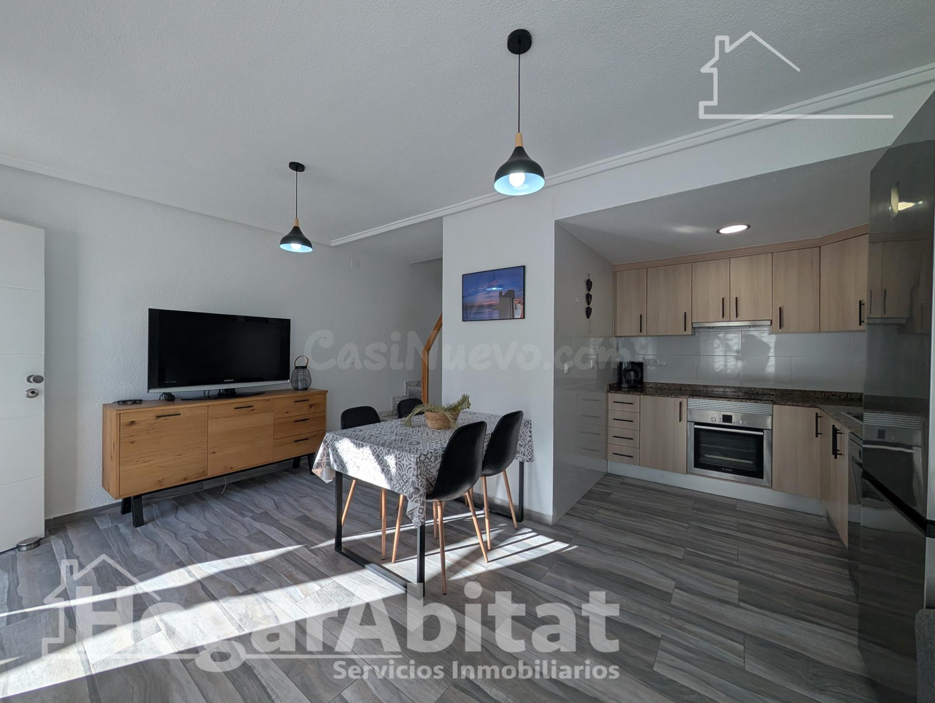¡PRIMERA LÍNEA DE PLAYA! BONITO ADOSADO REFORMADO CON TERRAZA Y GARAJE
