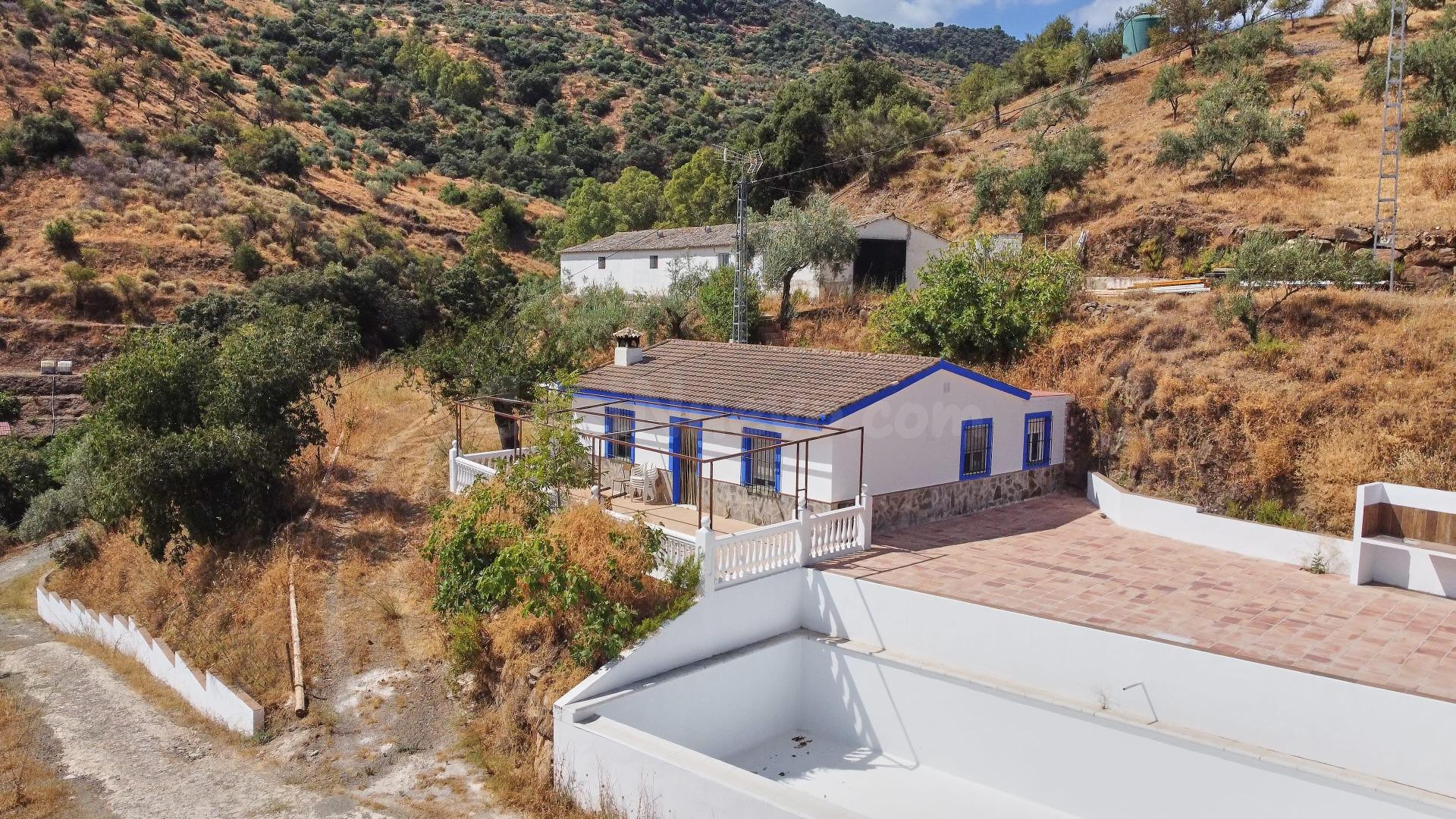Finca rústica de 6.3 hectáreas con vivienda, almacén, olivos y rio. Guaro.