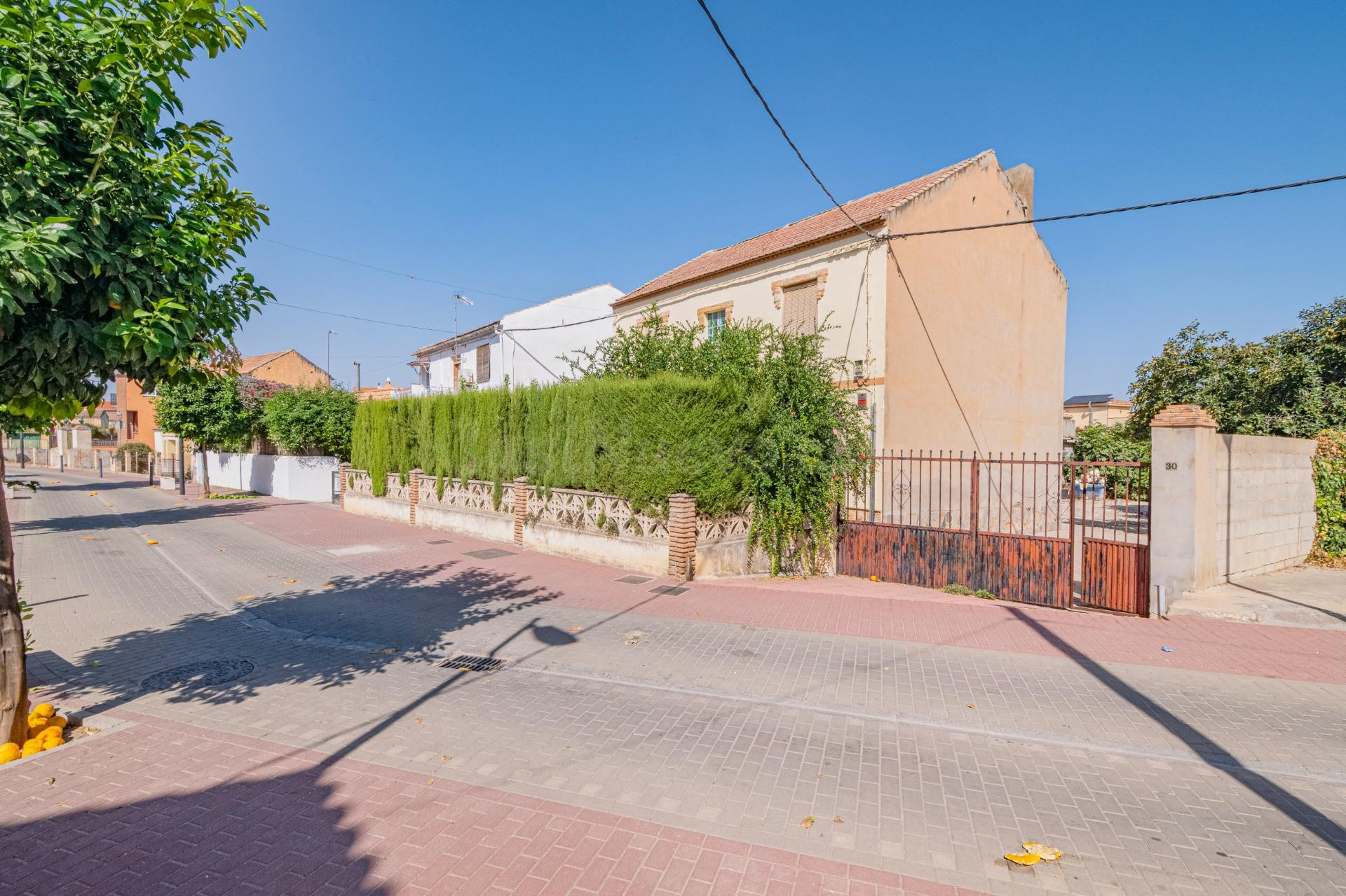 Gran casa de pueblo con terreno, en Ambroz (1260 m2 de parcela)