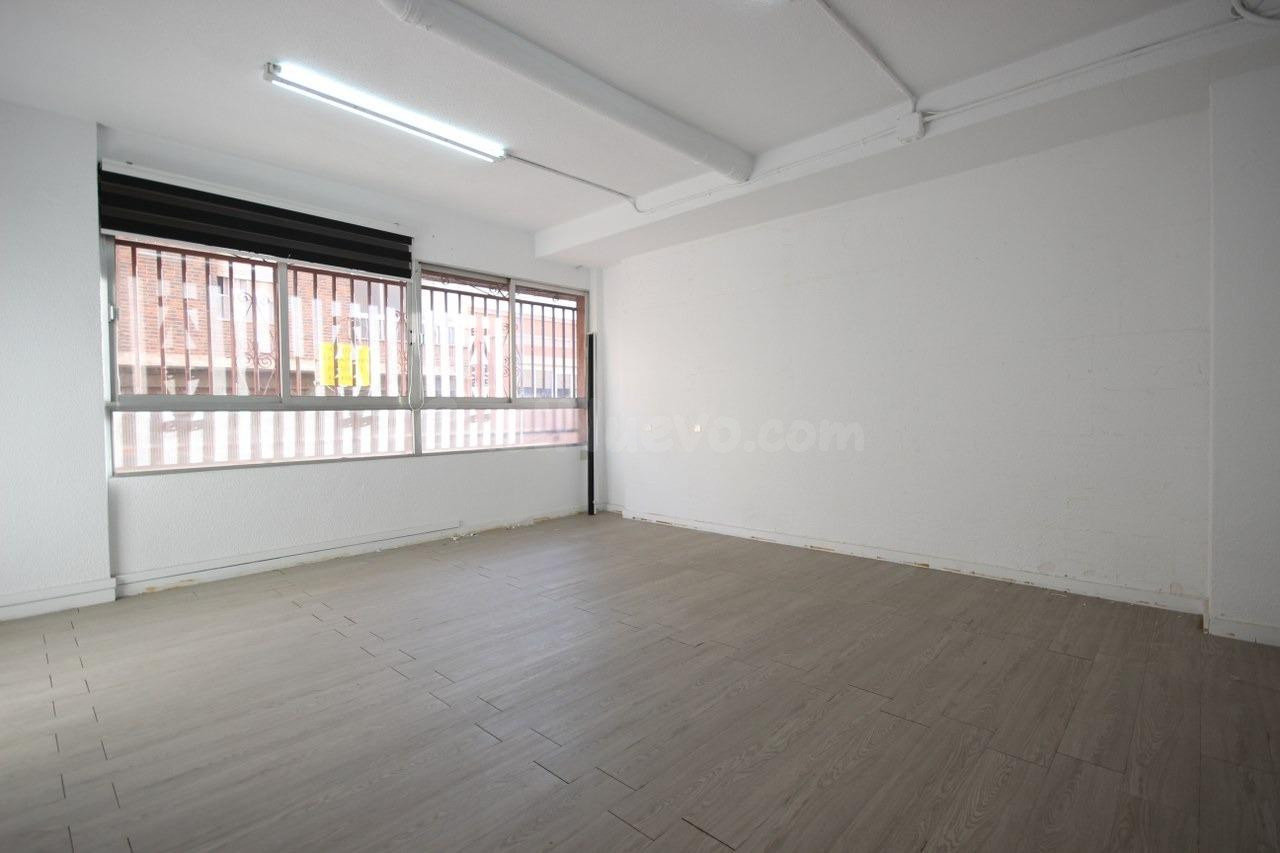 Amplio Local Comercial en el Corazón de Elda - Ideal para tu Negocio