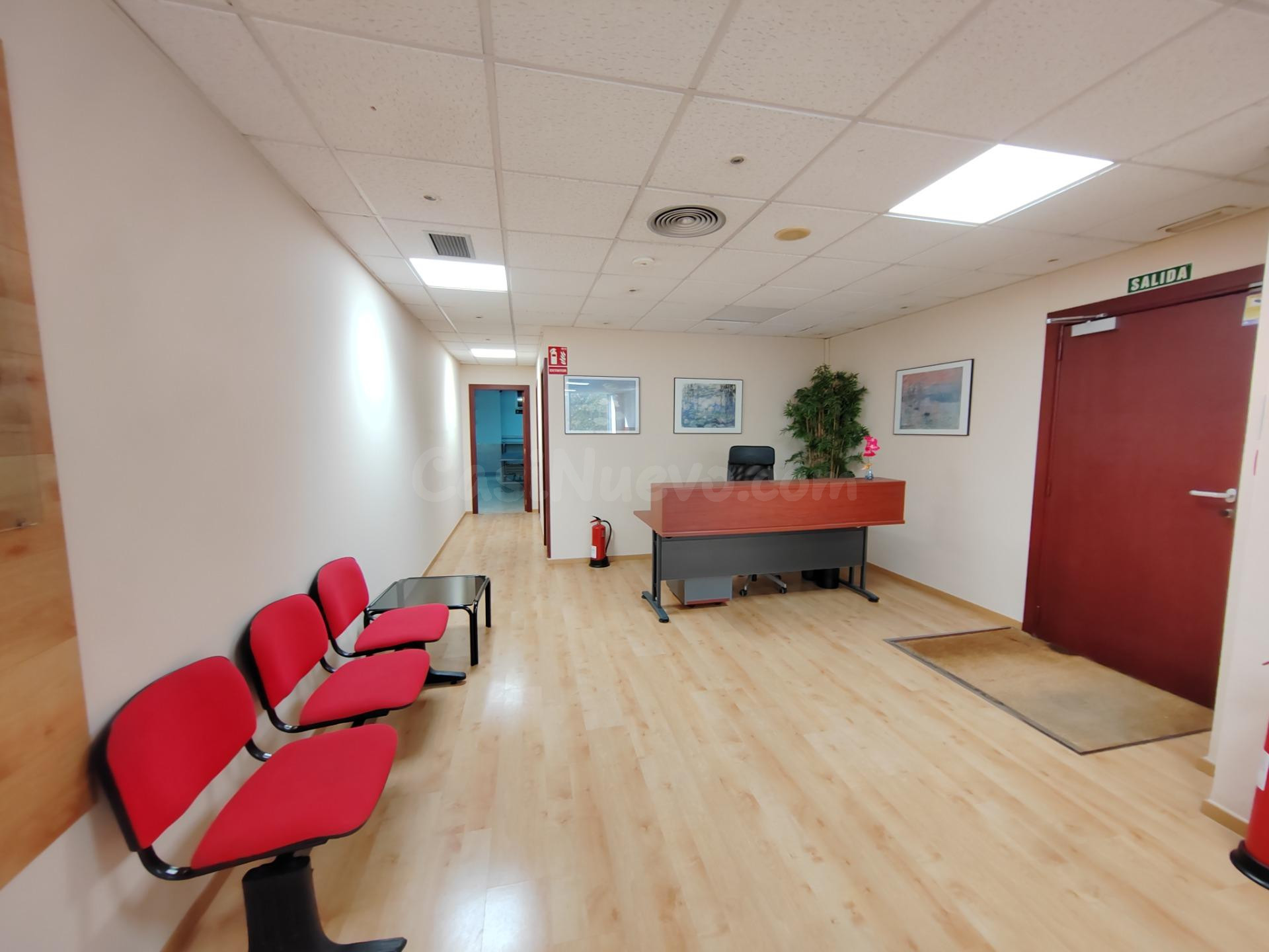Se vende oficina profesional en la c/Pujades, esquina c/Álava.