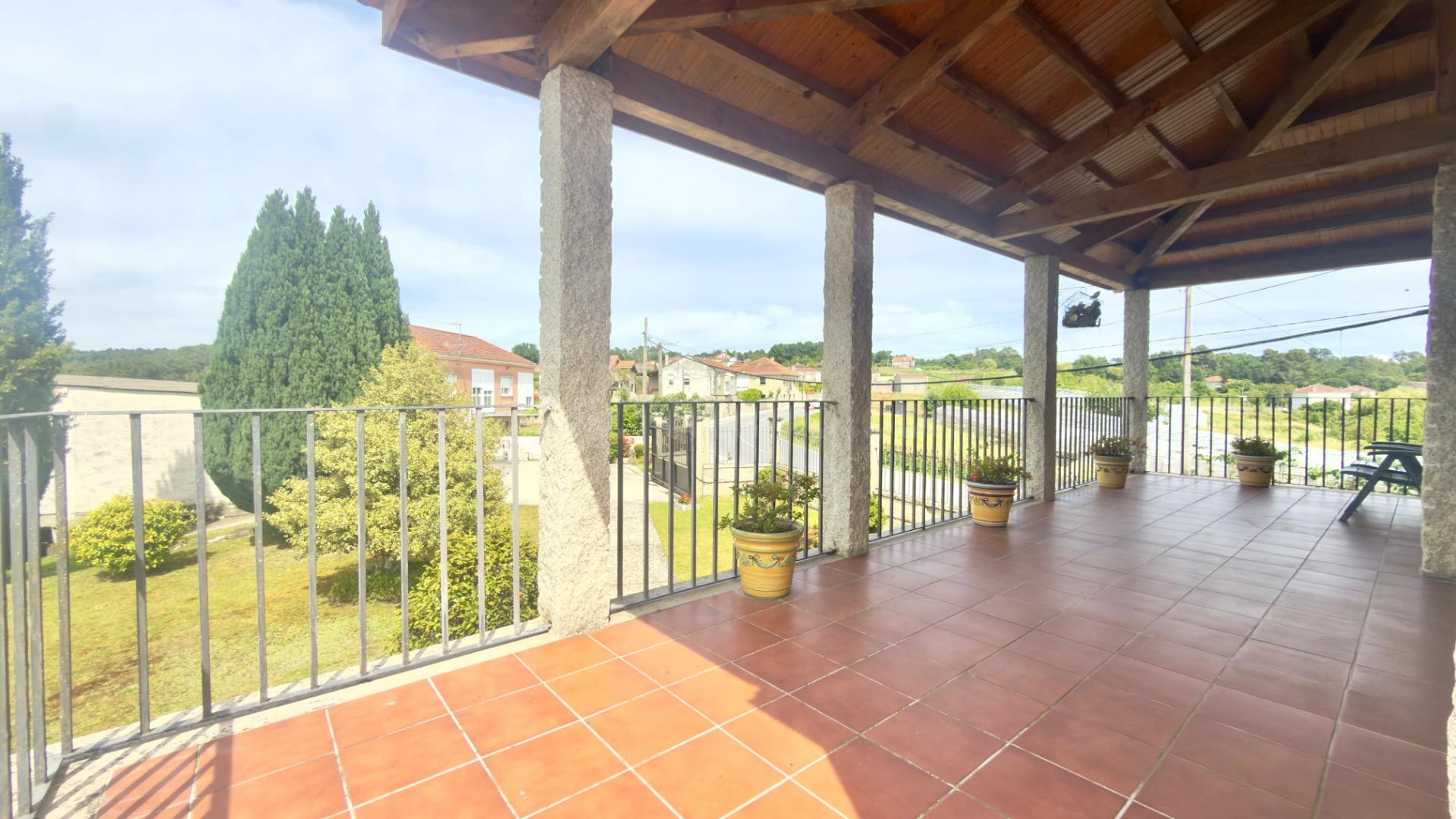 Increíble chalet con 4 habitaciones 3 baños terraza jardín y garaje para mas de 6 vehículos para entrar a vivir con las mejores calidades