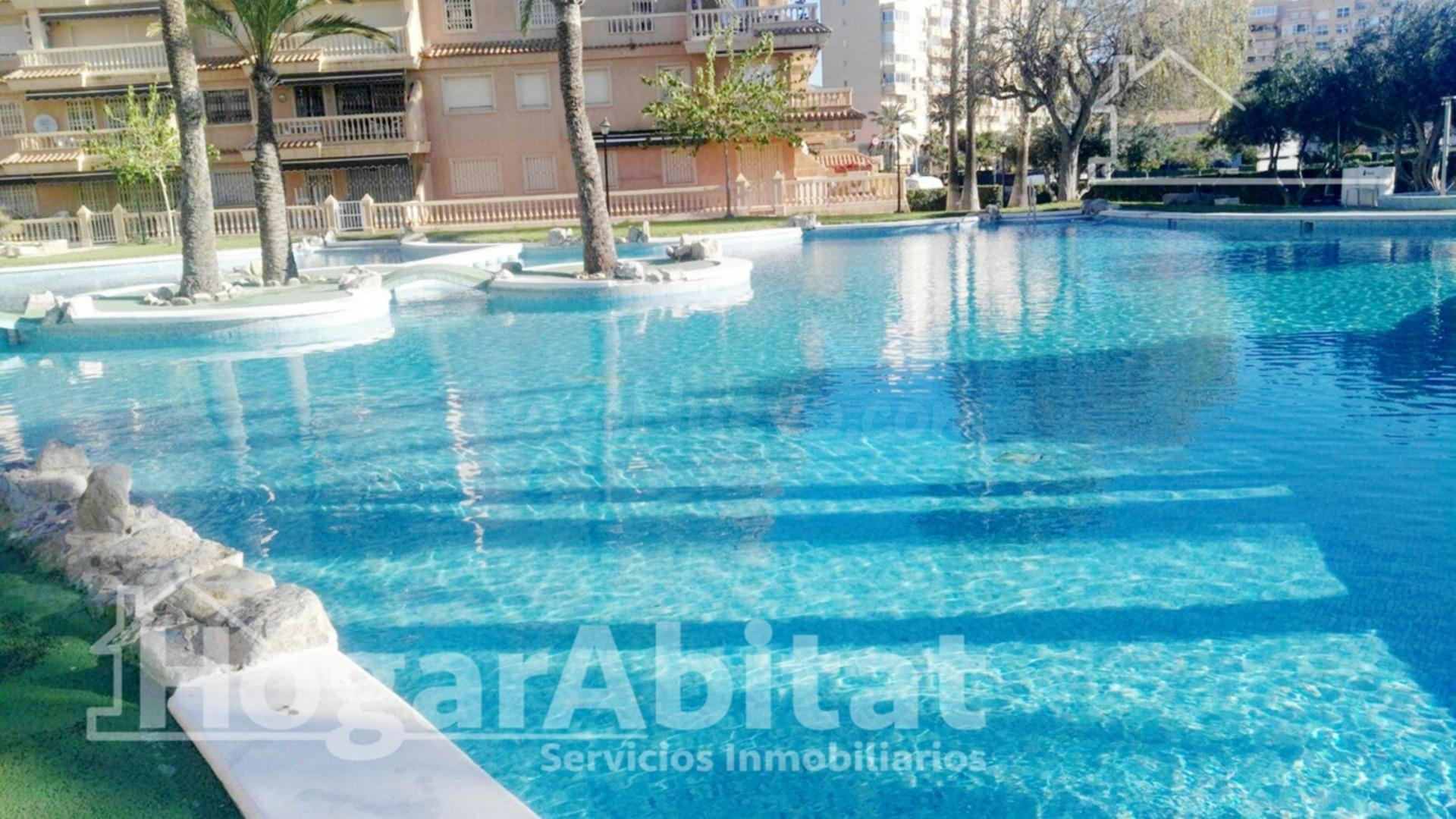 EN RESIDENCIAL CON PISCINA, GARAJE Y TERRAZA JUNTO A LA PLAYA