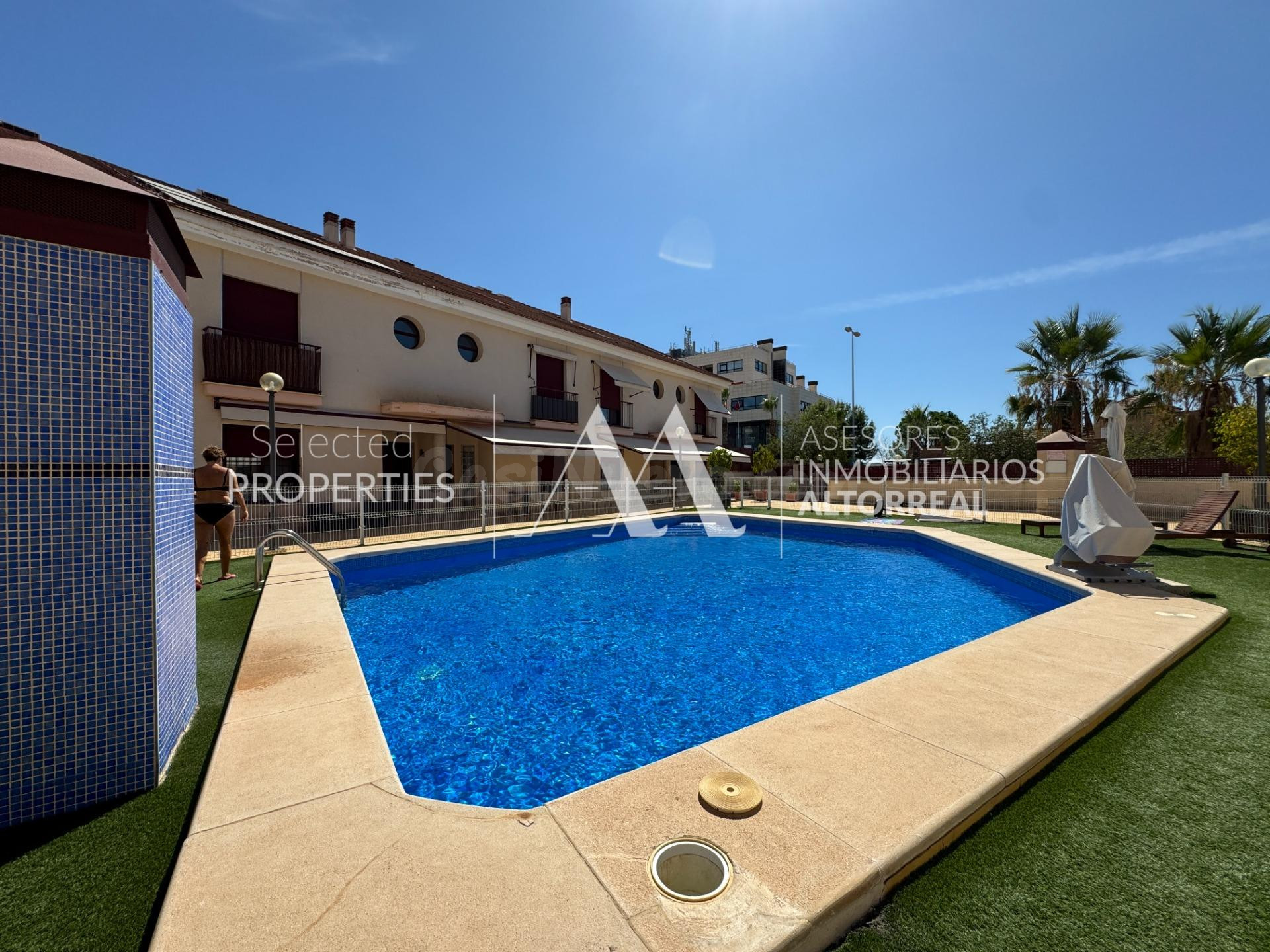 Chalet Adosado con garaje en Altorreal-El Chorrico (Molina de Segura) 4 habitaciones- 3 baños-Acceso adaptado para personas con movilidad reducida - piscina comunitaria.