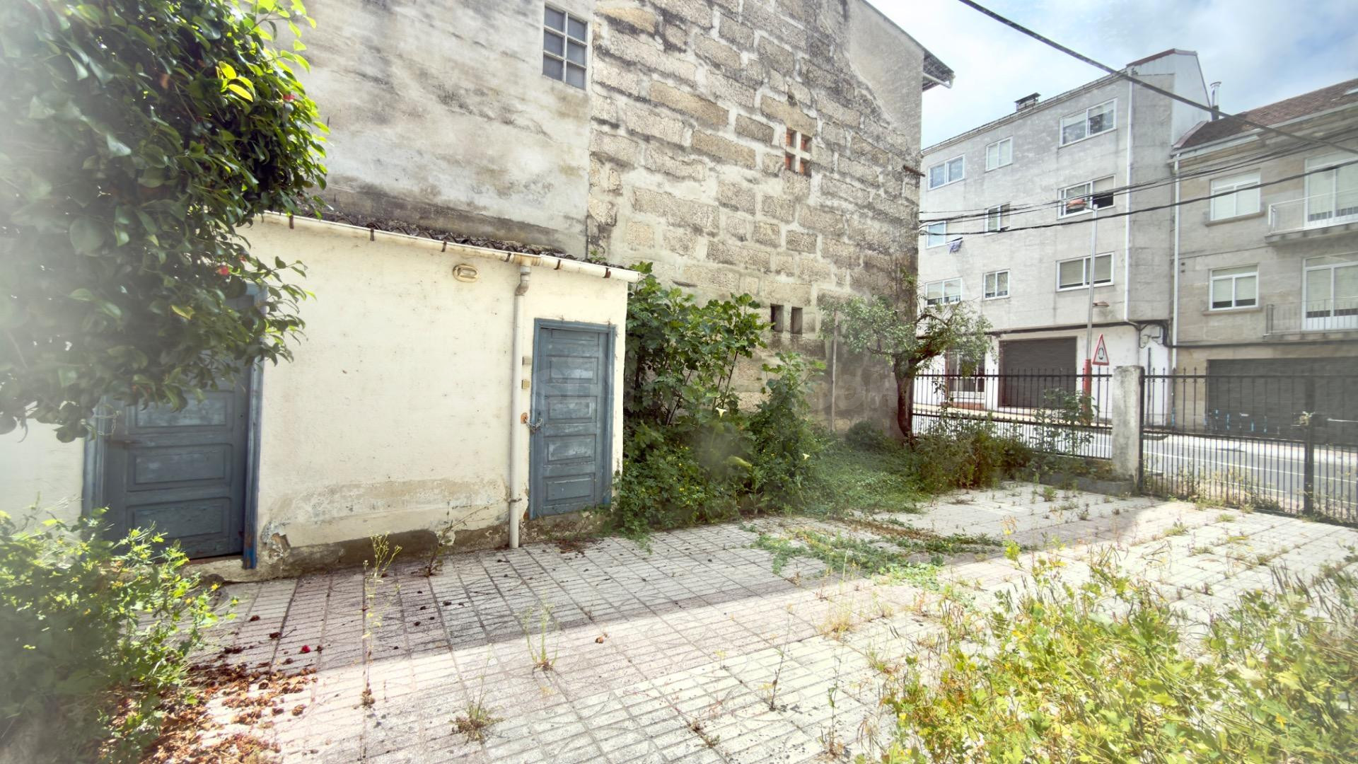 Interesado en invertir? Edificio en venta en el centro de Carballiño para 3 viviendas