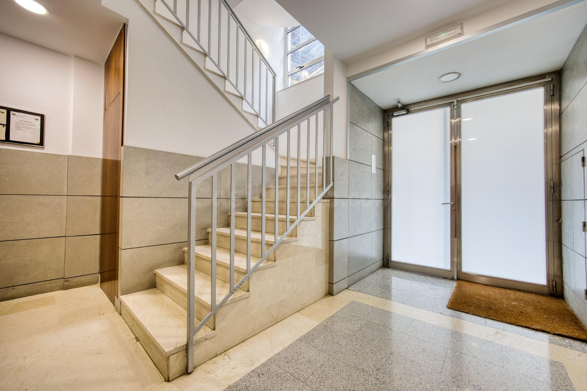 AMPLIA VIVIENDA EN PLENO CENTRO CON  PATIO PRIVADO | ¡LISTA PARA ENTRAR A VIVIR!