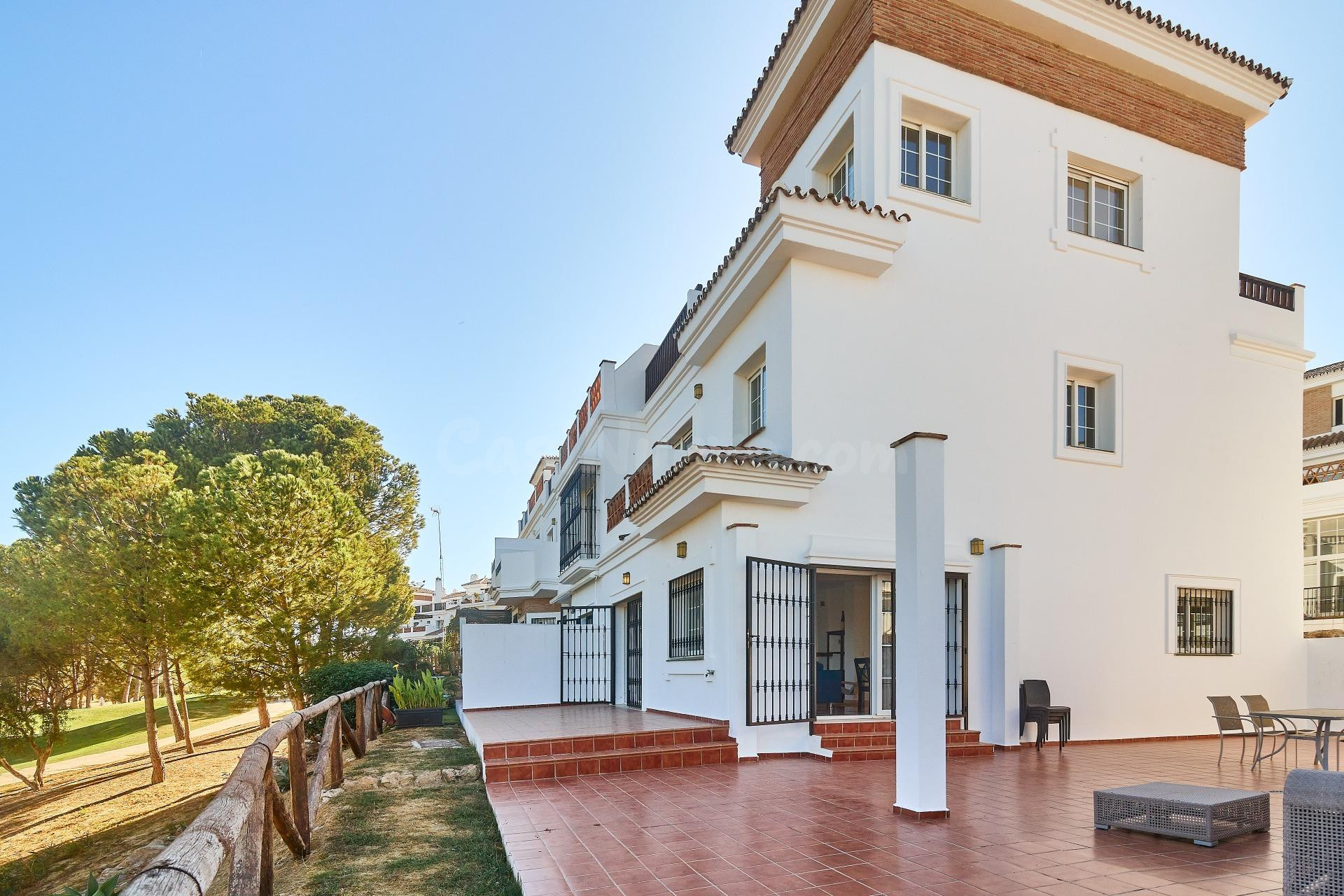 Adosado de 4 dormitorios y 4 baños con vistas al Golf. Alhaurín de la Torre