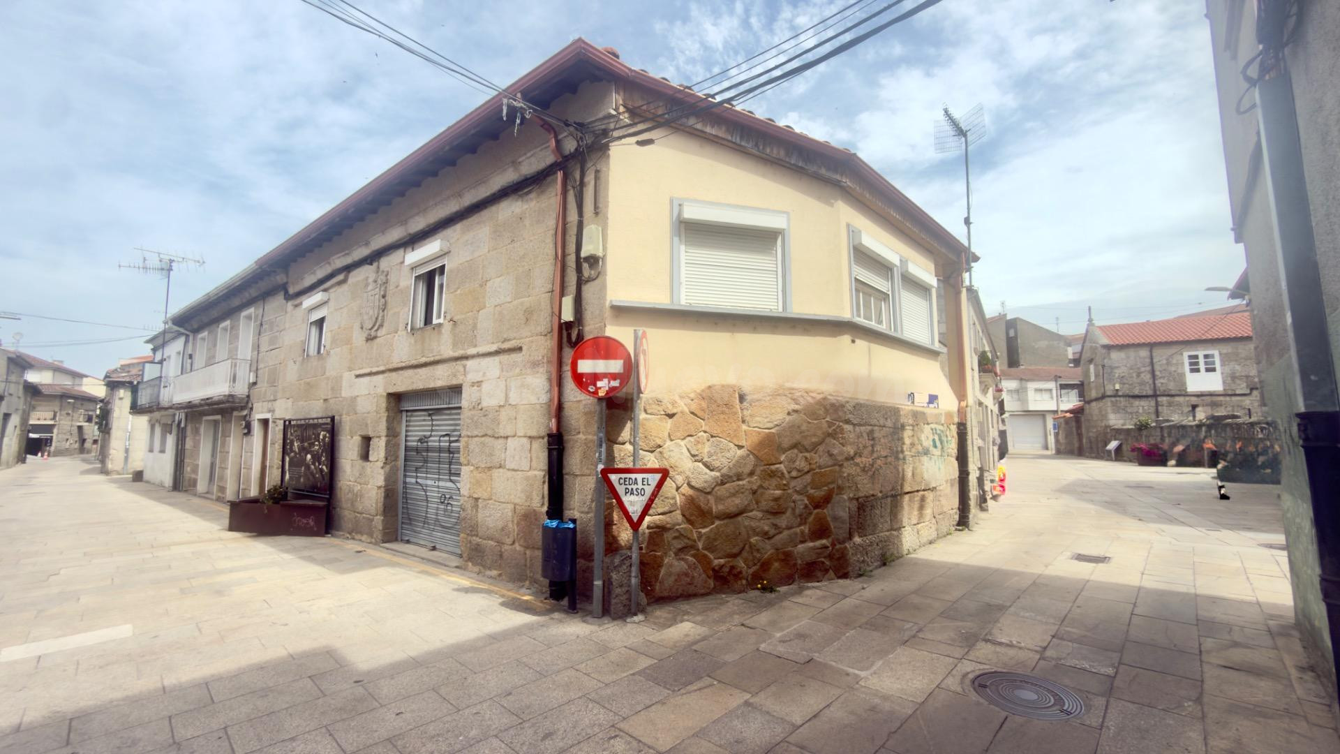 # Casa Chalet Independiente en el Centro de Xinzo - Oportunidad de Reforma