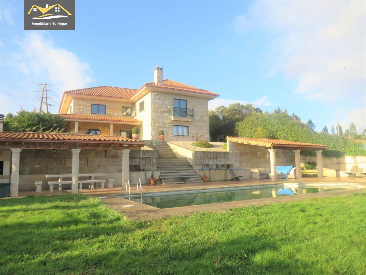 Chalet Independiente en Cumial, con 6 habitaciones 3 baños y piscina a 5 minutos de Ourense