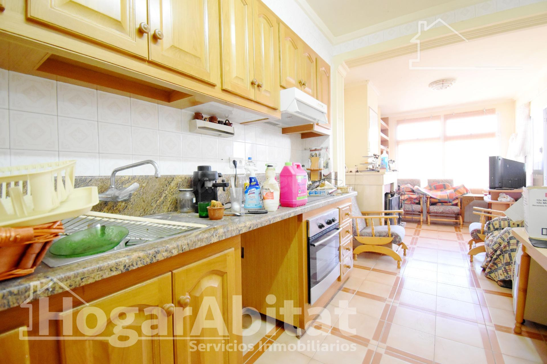 ¡EXCELENTE OPORTUNIDAD! GRAN CASA PARA REFORMAR CON GARAJE Y TRES TERRAZAS