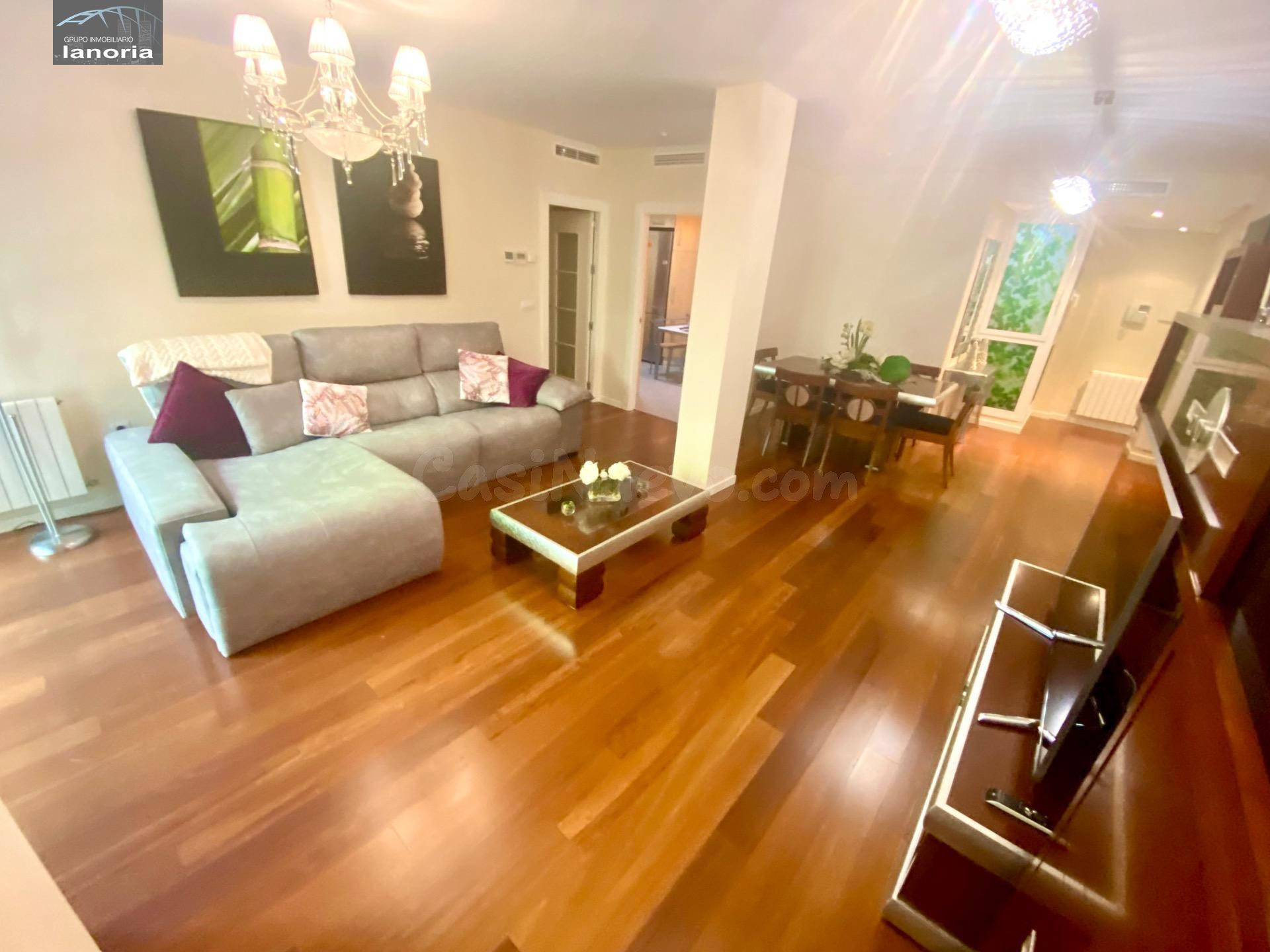 Grupo la Noria VENDE piso muy CENTRICO completamente AMUEBLADO con Plaza de Garaje y Patio. 3 Dormitorios, 2 Baños completos.