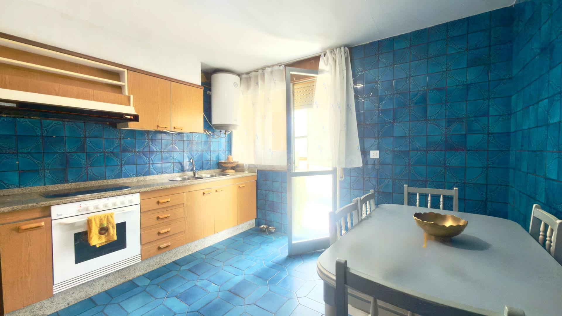 Piso con Buhardilla Acondicionada - Oportunidad Única a 120.000 € sin ascensor para entrar a vivir