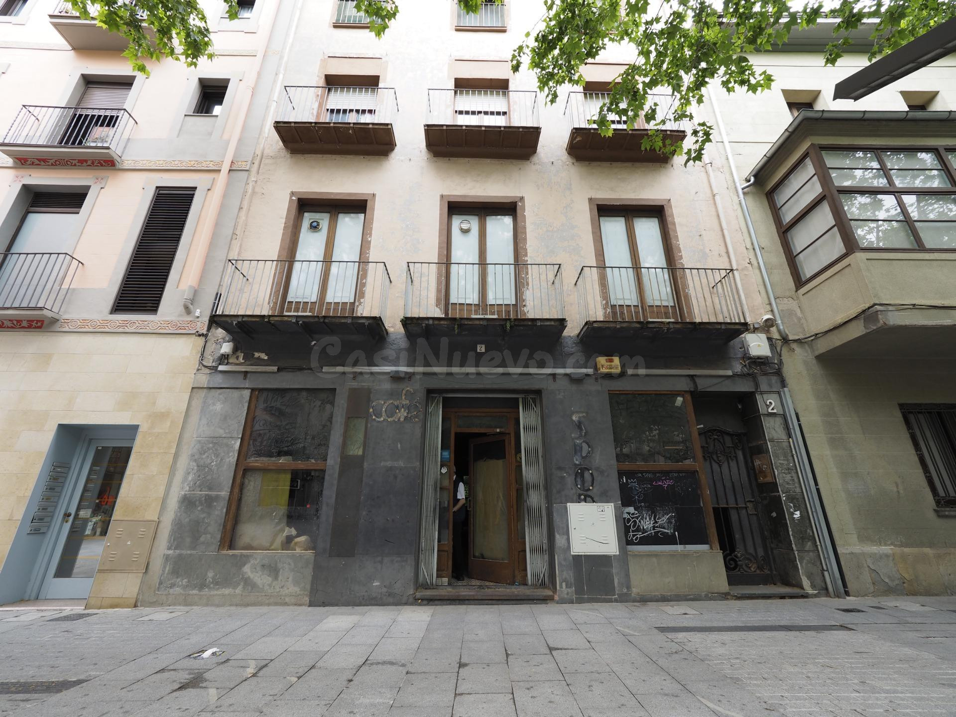 Oportunidad de Inversión: Edificio Residencial y Comercial en el Centro de Olot