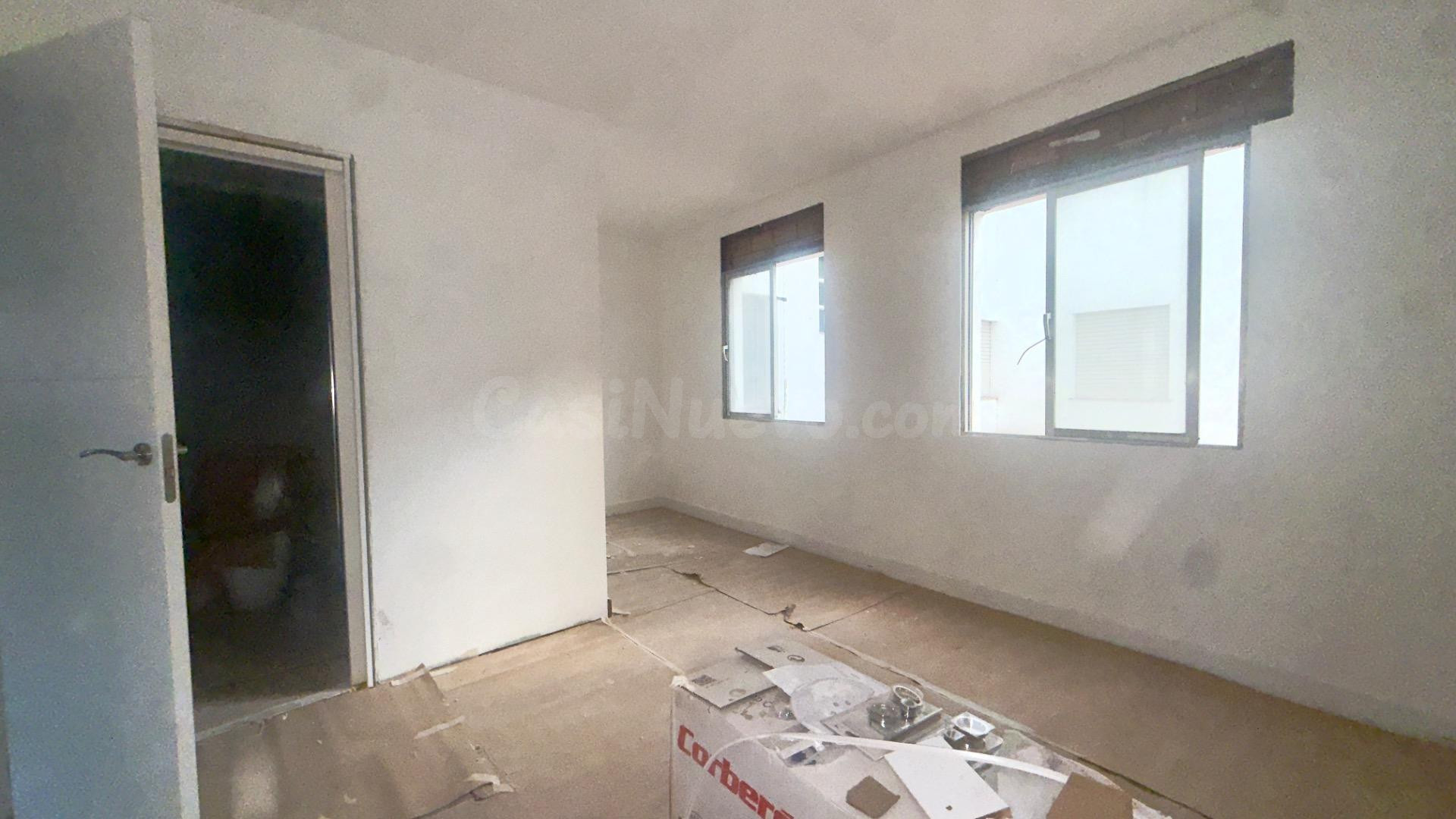 Se vende piso 3 hab. 2 cuartos de baño ACABADOS DE PRIMER nivel. Couto. Ascensor.