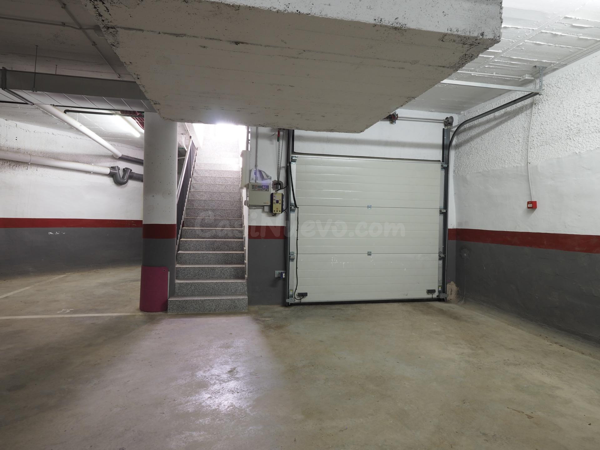 ¡Oportunidad única en el centro de Roses! Local/Parking cerrado de 13,20 m2 con total privacidad.