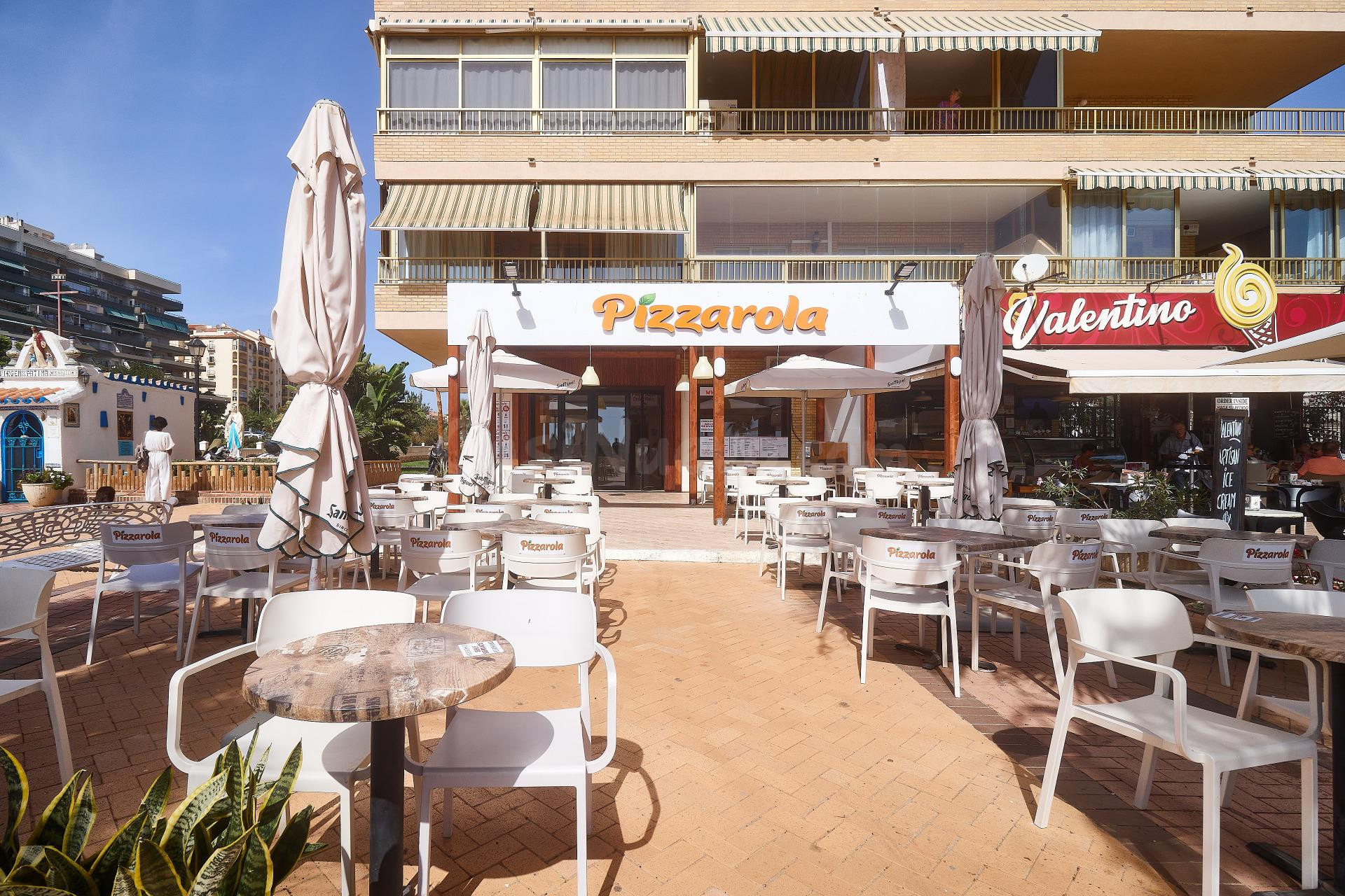 Local comercial de 300 m2 listo para empezar actividad. 125 m2 de terrazas y a 50m de la playa de Fuengirola