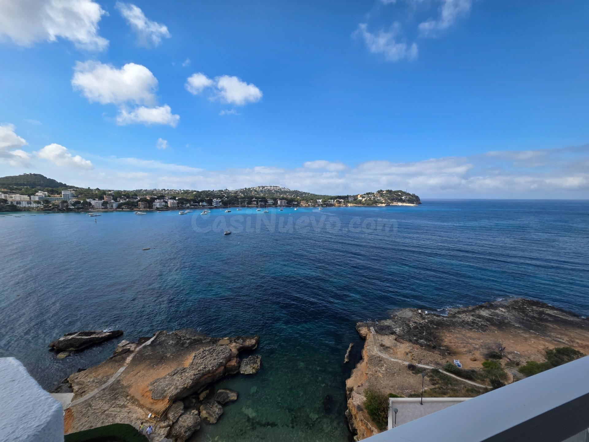 SANTA PONSA, 1ª línea de mar, magnífico apartamento, con vistas espectaculares a la bahía, 2 dormitorios,  amplio salón, cocina, 2 baños,  amueblado y equipado, piscina, acceso a la playa.