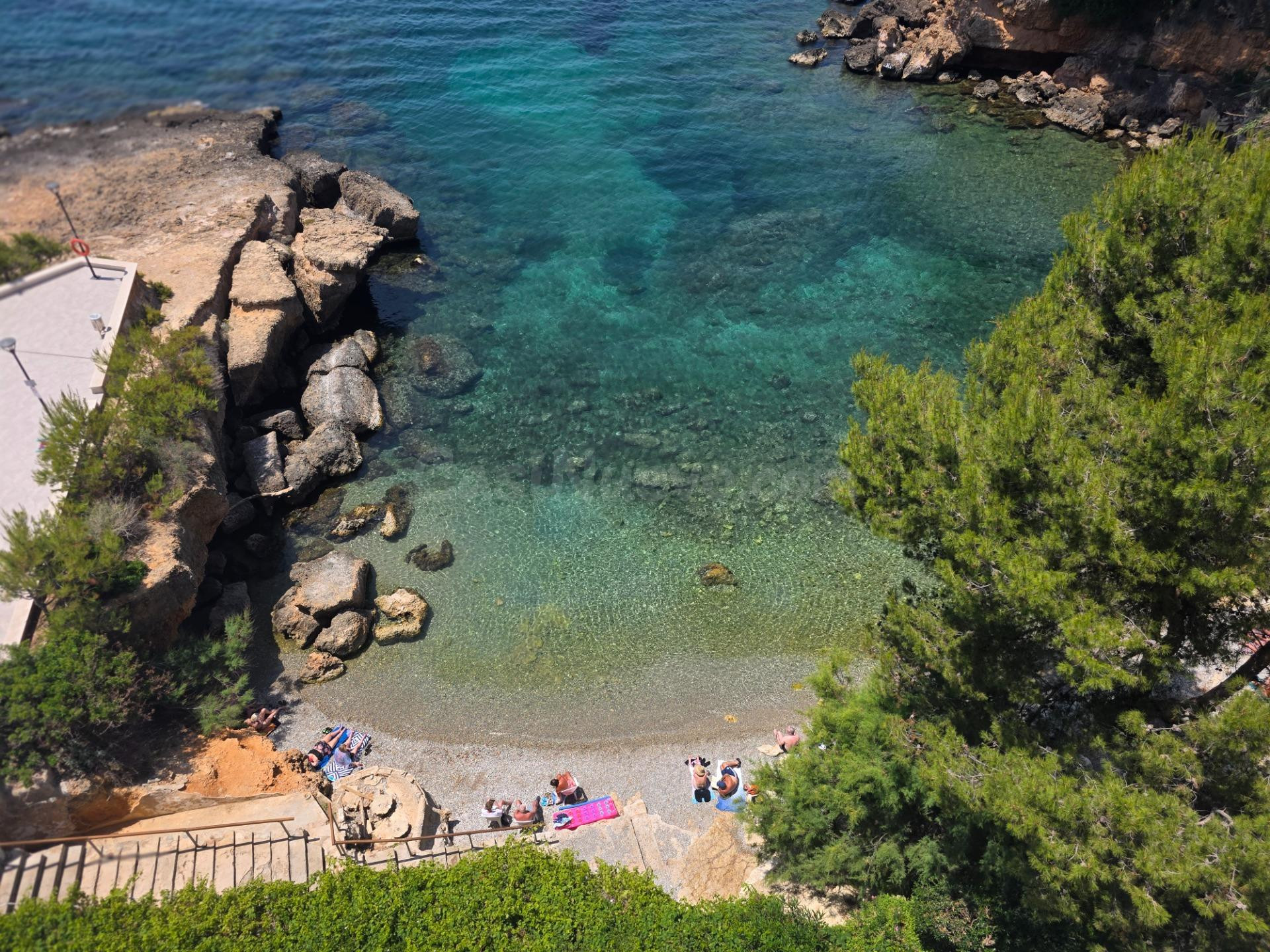 Santa Ponsa.- Apartamento en 1ª línea de mar, mágníficas vistas a la bahía, 1 dormitorio, baño, sala comedor, balcón, asceso directo  al mar, piscina, aparcamiento comunitario,