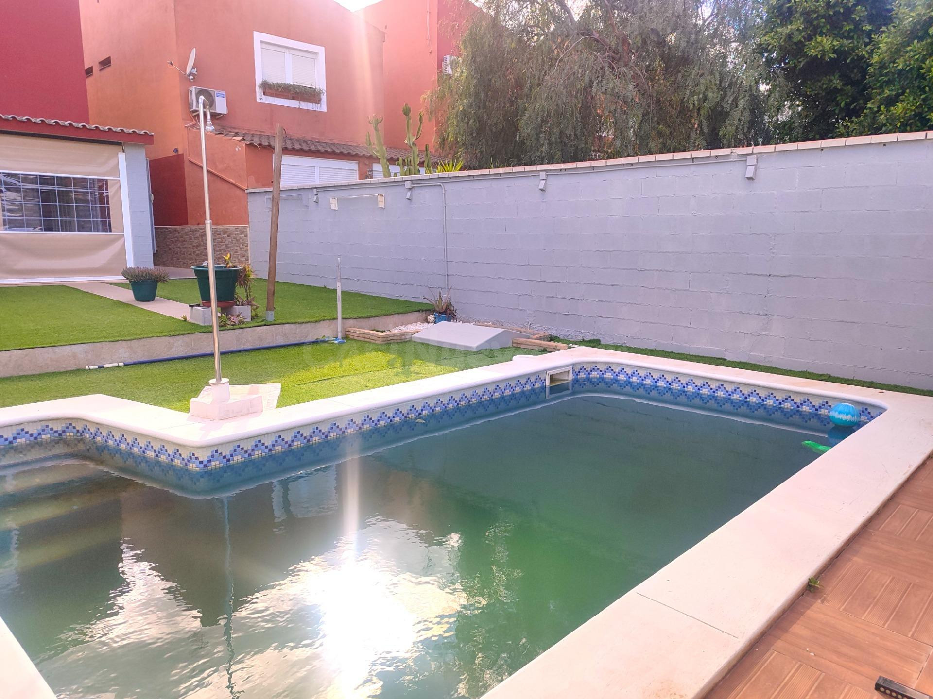 CASA UNIFAMILIAR COMPLETAMENTE REFORMADA CON JARDIN Y PISCINA