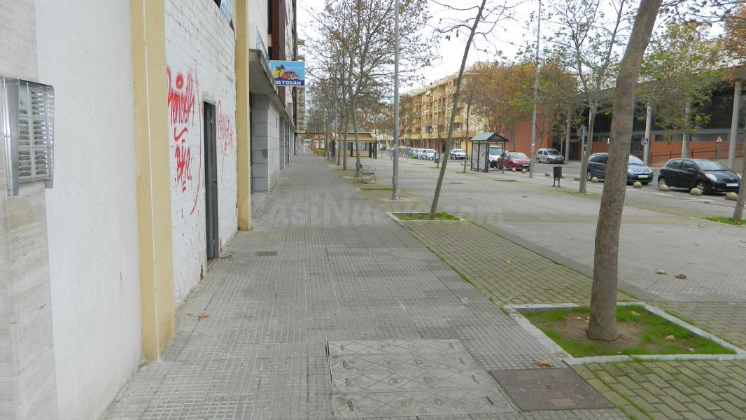 Local comercial en Isla Cristina con gran fachada y ubicación céntrica