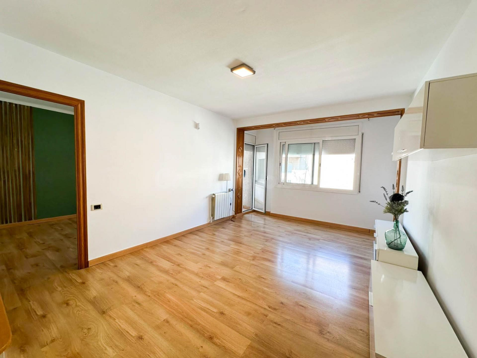 AMPLIO PISO DE 4 habitaciones CON BALCÓN, PARA ENTRAR A VIVIR.