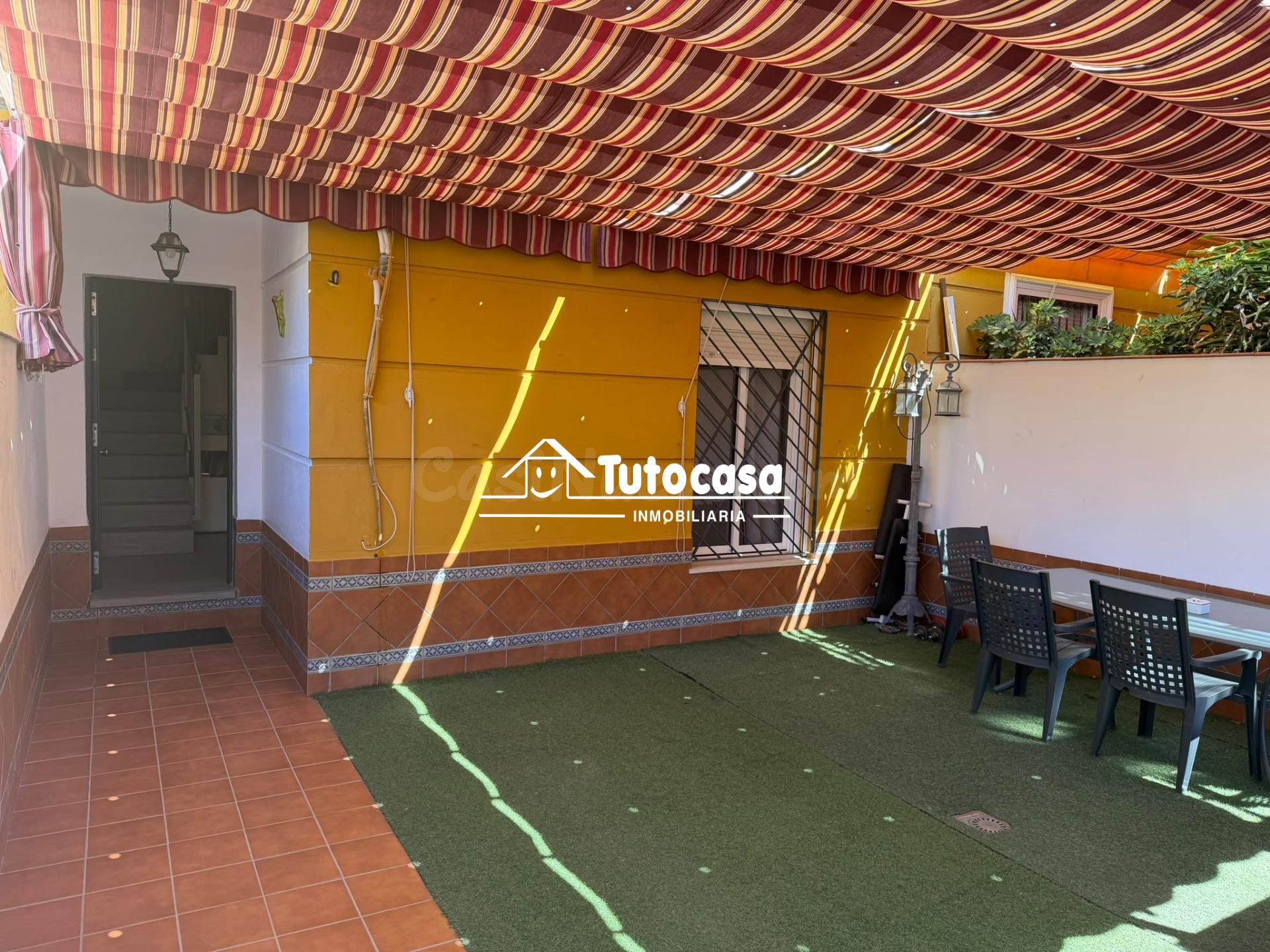 ¡Magnífica casa adosada reformada y lista para entrar a vivir!