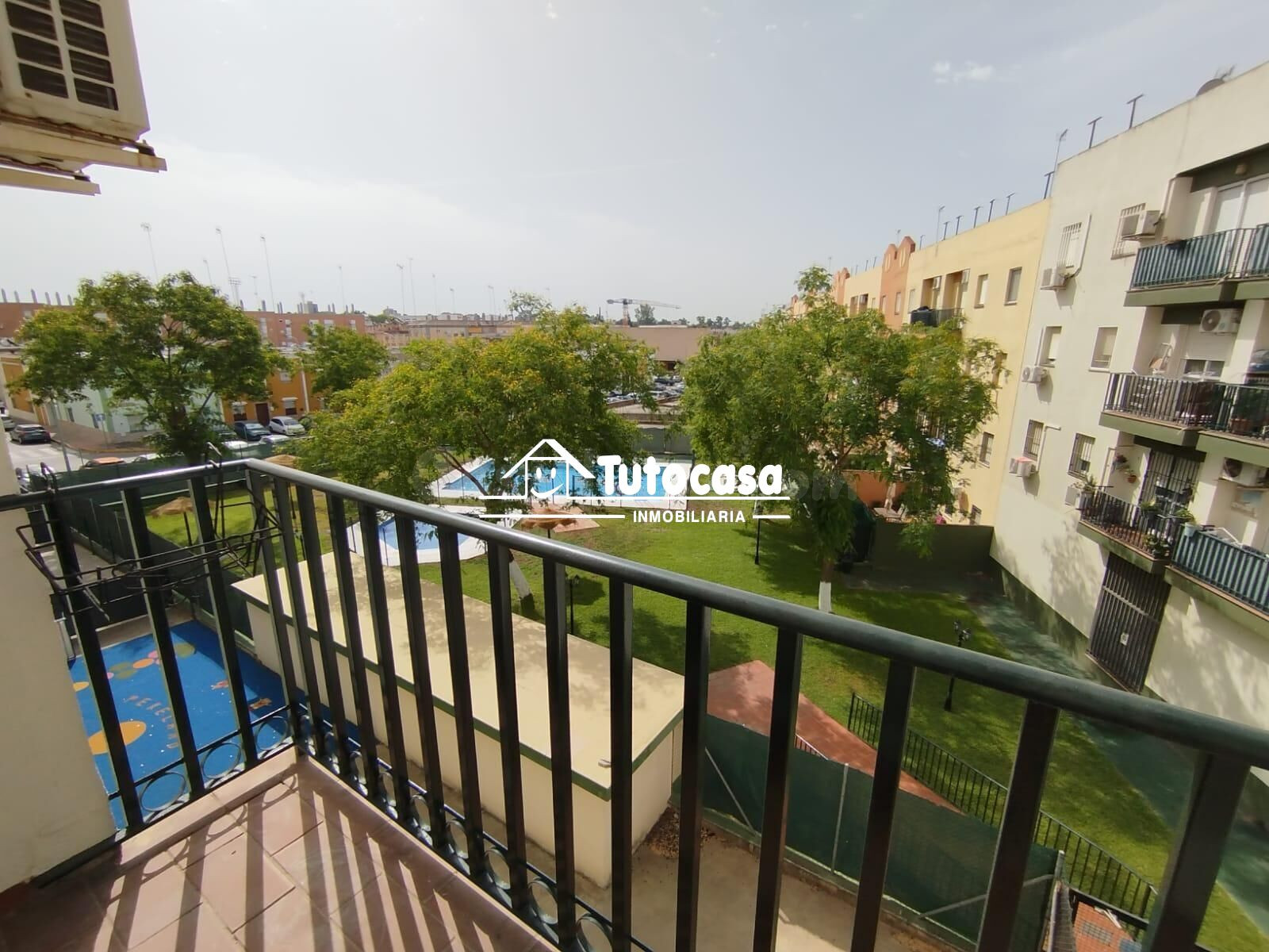 VIVIENDA CON PISCINA, GARAJE Y TRASTERO EN URBANIZACIÓN PRIVADA