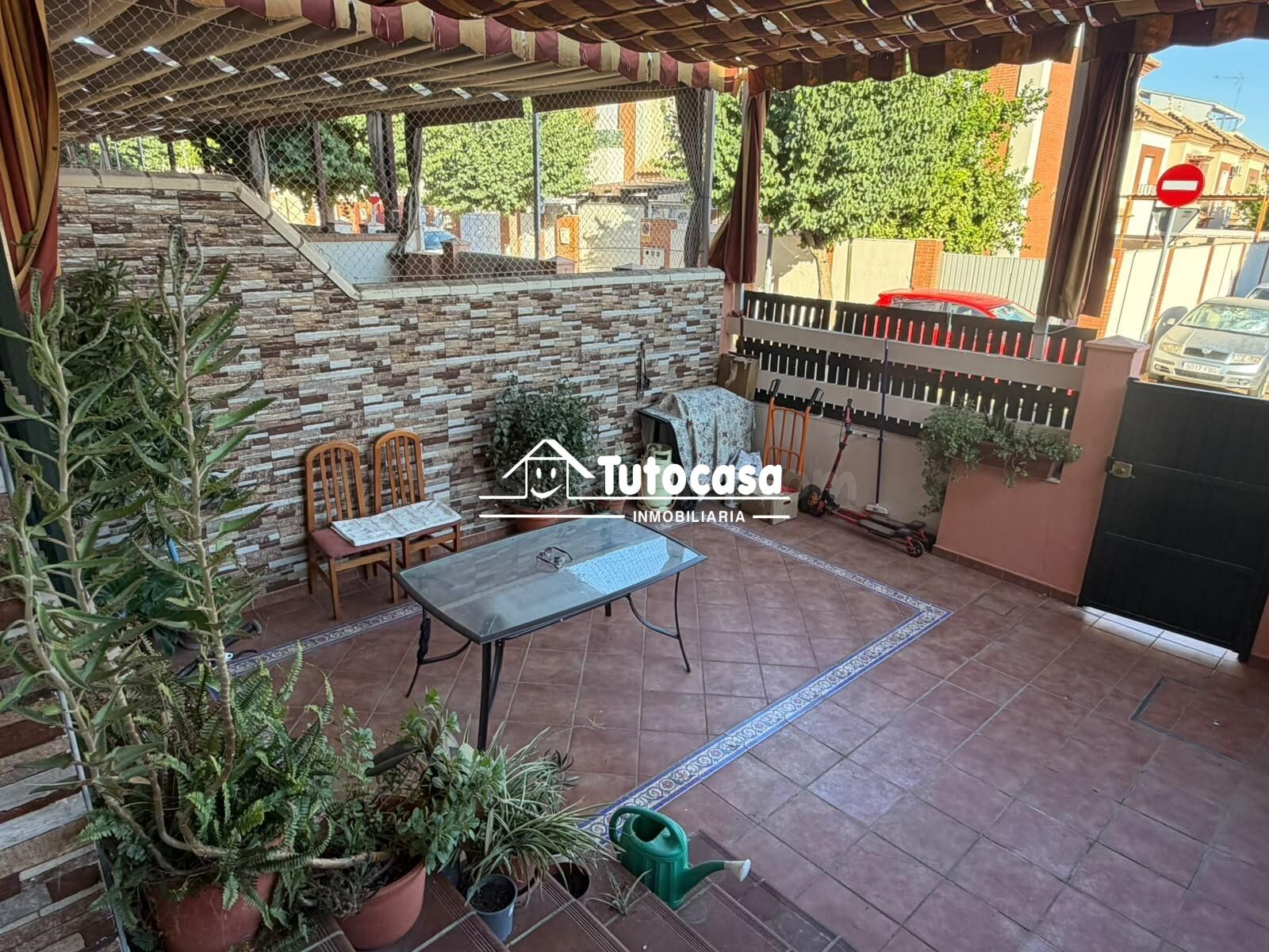 Chalet adosado de 3 dormitorios con dos patios, garaje doble, buhardilla y terraza privada en Dos Hermanas